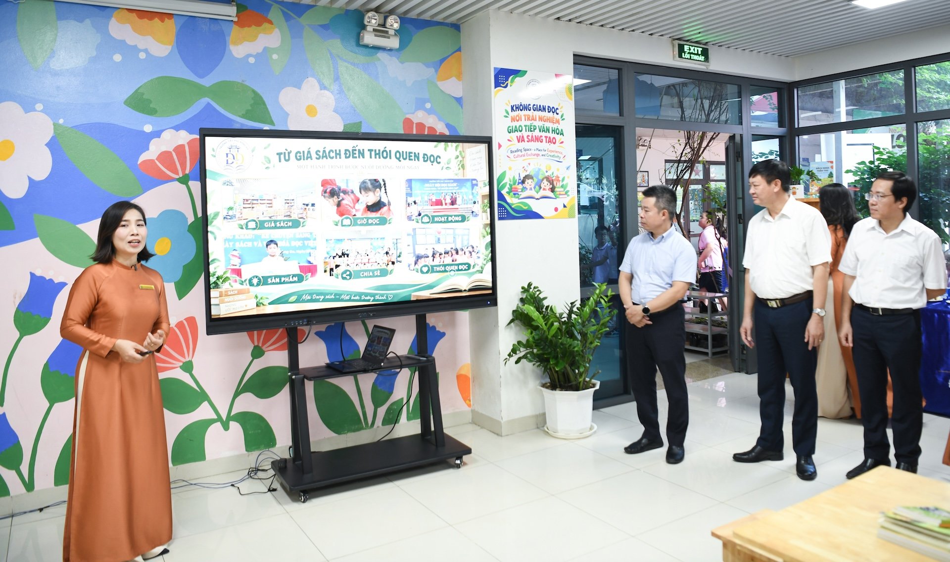 Sau buổi lễ, c&aacute;c đại biểu c&ugrave;ng tham quan kh&ocirc;ng gian thư viện mở tại trường Tiểu học Đống Đa. 