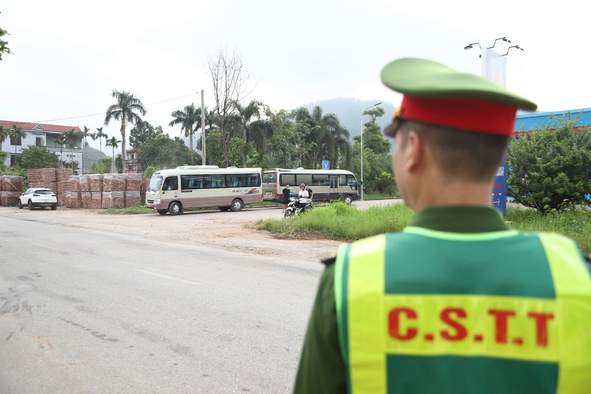 C&ocirc;ng an x&atilde; Kim Anh v&agrave; Đội Cảnh s&aacute;t giao th&ocirc;ng đường bộ số 15 phối hợp kiểm tra c&aacute;c phương tiện đưa đ&oacute;n học sinh tr&ecirc;n địa b&agrave;n.