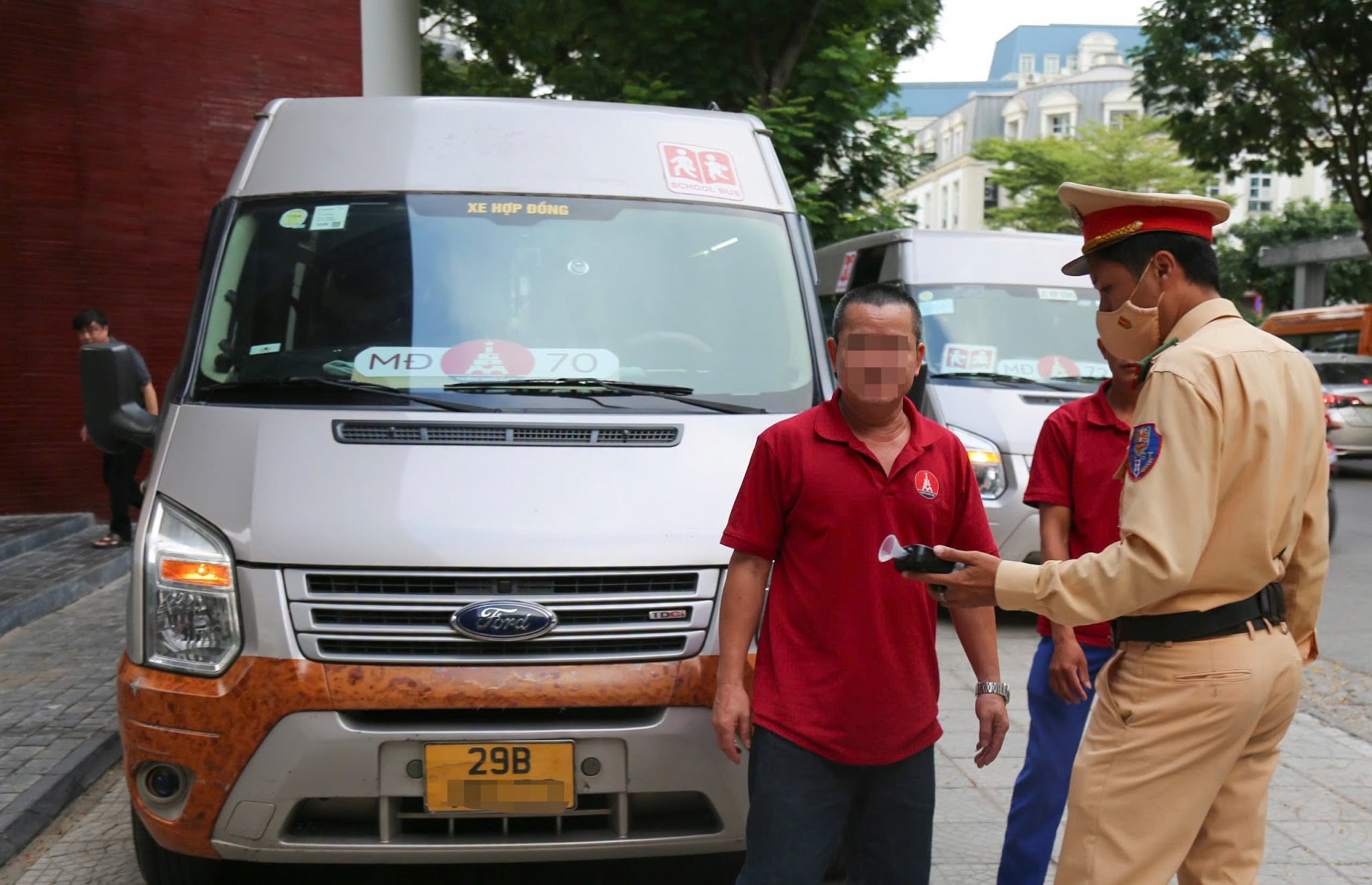 Đội Cảnh s&aacute;t giao th&ocirc;ng đường bộ số 6 kiểm tra người điều khiển v&agrave; c&aacute;c điều kiện an to&agrave;n của xe đưa đ&oacute;n học sinh tại trường Marie Curie, phường Từ Li&ecirc;m.