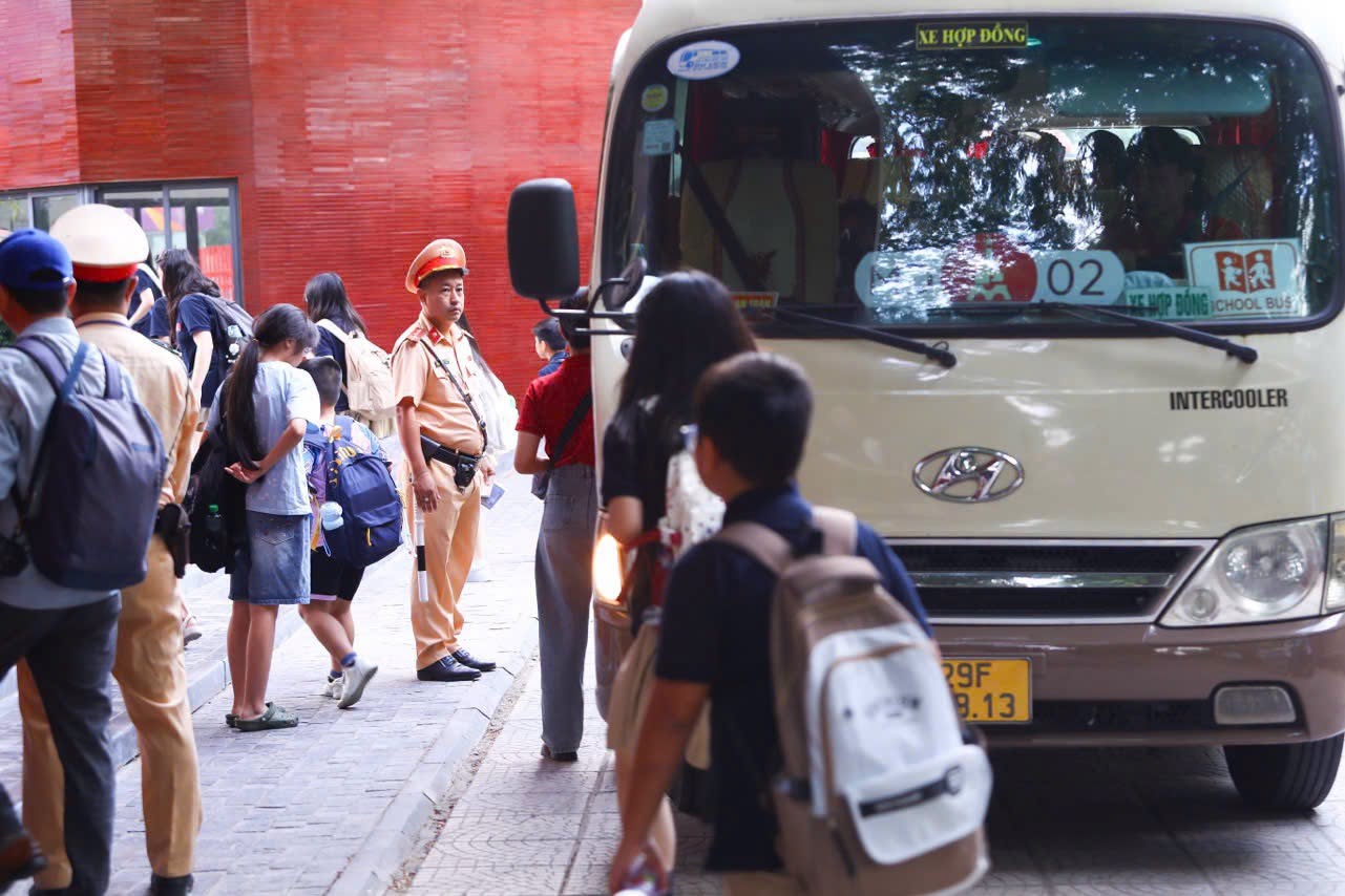 Lực lượng Cảnh s&aacute;t giao th&ocirc;ng H&agrave; Nội tăng cường kiểm so&aacute;t phương tiện đưa, đ&oacute;n học sinh nhằm bảo đảm an to&agrave;n tr&ecirc;n mỗi h&agrave;nh tr&igrave;nh đến trường.