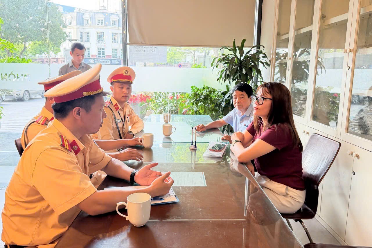 Tổ c&ocirc;ng t&aacute;c th&ocirc;ng tin kết quả kiểm tra, đồng thời đề nghị nh&agrave; trường v&agrave; đơn vị vận chuyển thực hiện nghi&ecirc;m c&aacute;c quy định về an to&agrave;n đối với xe đưa đ&oacute;n học sinh.