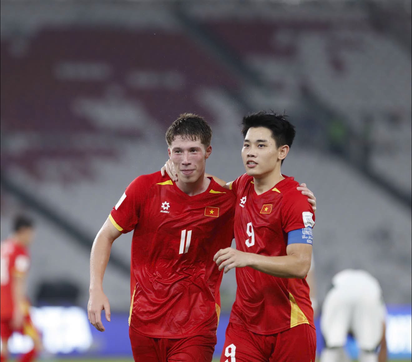 Đ&igrave;nh Bắc chia vui c&ugrave;ng Minh Ho&agrave;ng (tr&aacute;i) sau b&agrave;n n&acirc;ng tỷ số l&ecirc;n 4-2.