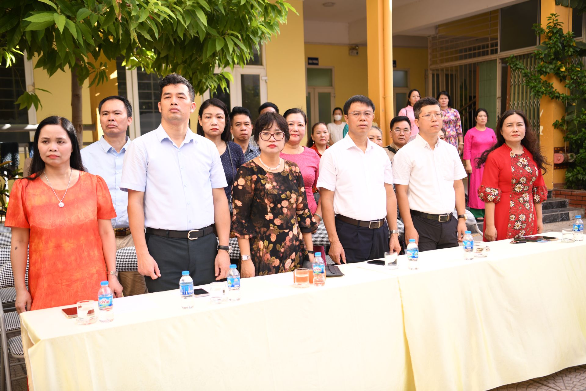 Ban Gi&aacute;m hiệu nh&agrave; trường v&agrave; c&aacute;c vị đại biểu, kh&aacute;ch mời tham dự chương tr&igrave;nh.