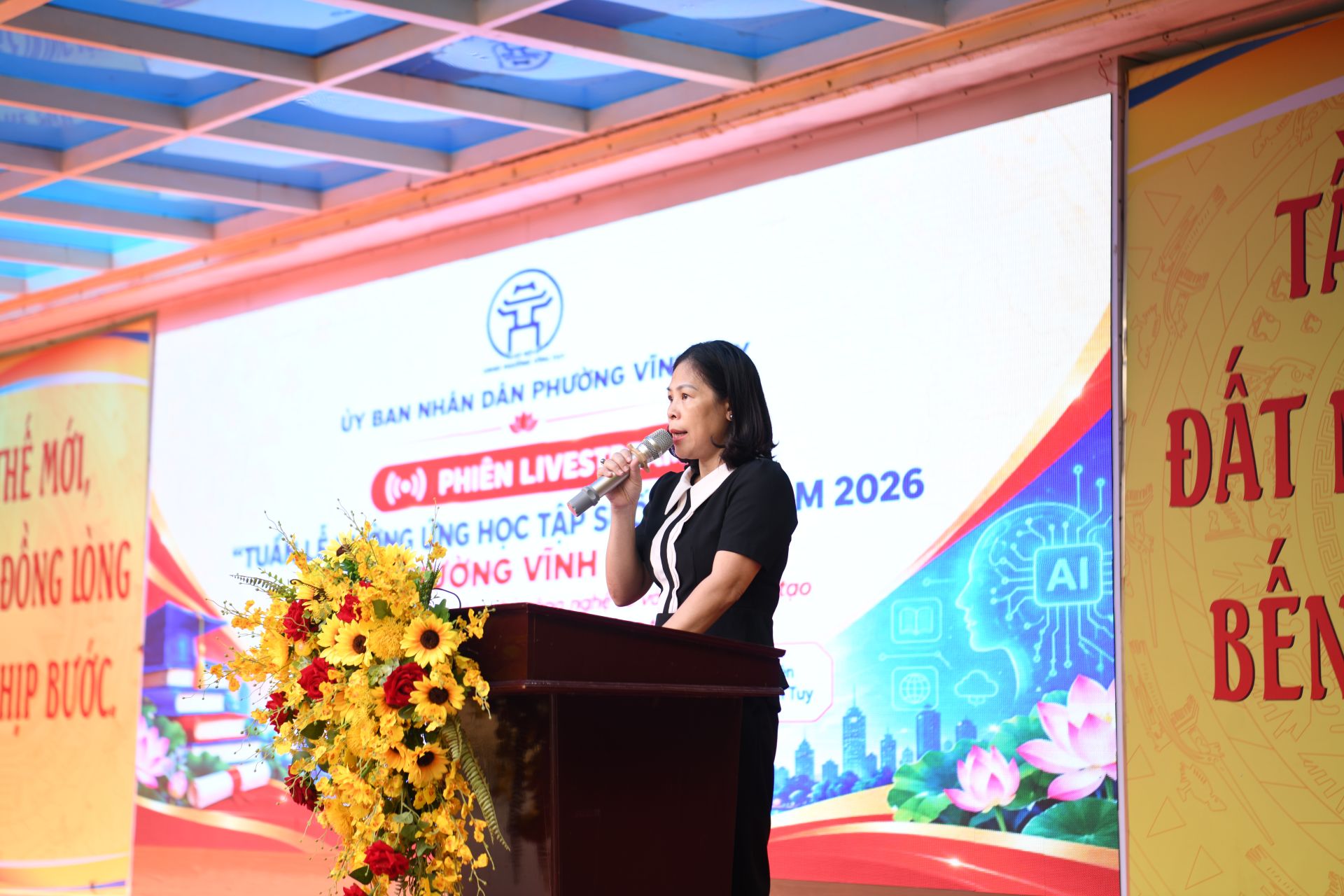 C&ocirc; L&ecirc; B&iacute;ch Hằng, Ph&oacute; Chủ tịch UBND phường Vĩnh Tuy, ph&aacute;t biểu khai mạc Tuần lễ hưởng ứng học tập suốt đời năm 2026.