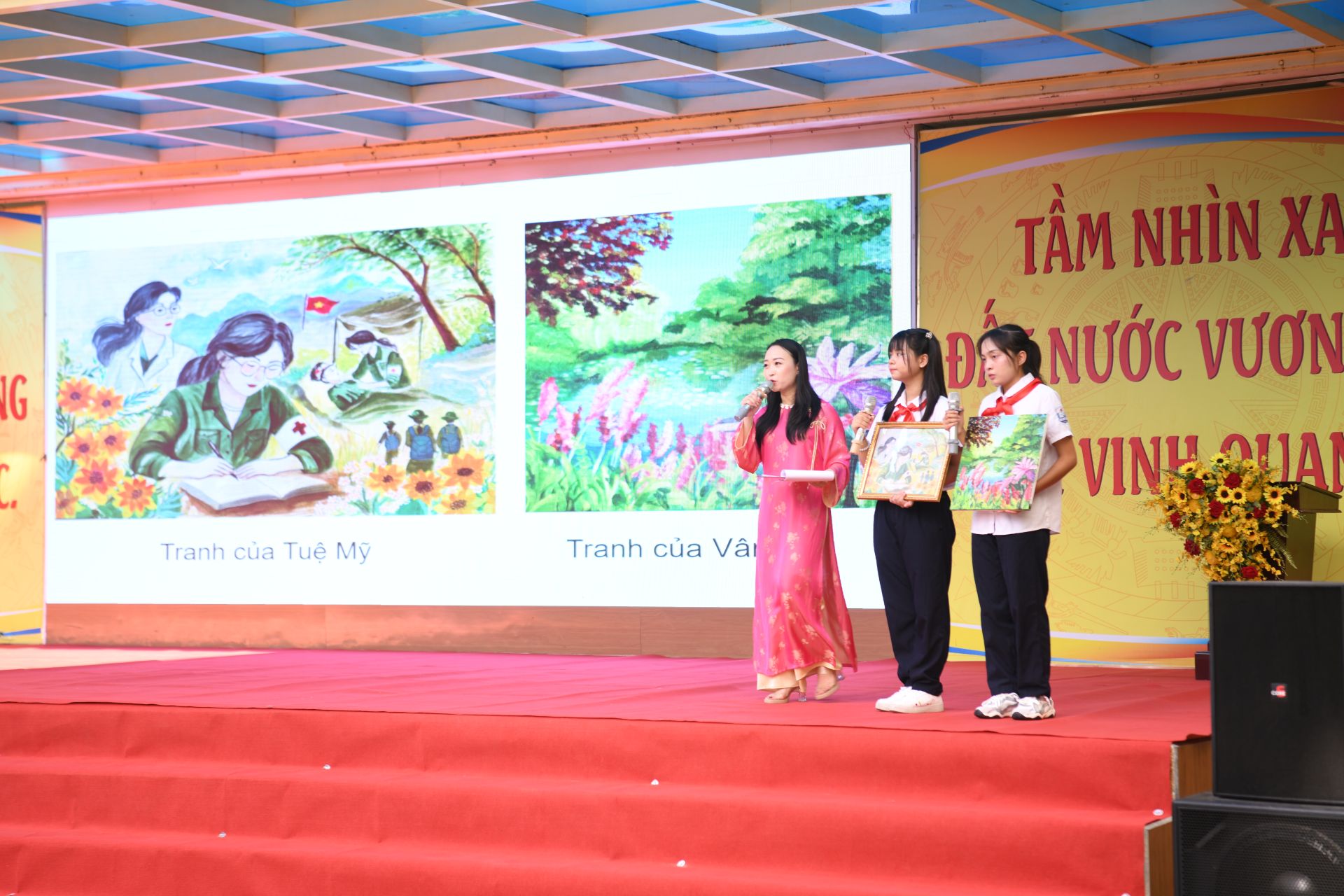 Hai bạn Cao V&acirc;n Nhi (lớp 8A1) v&agrave; Phạm Tuệ Mỹ (lớp 7A1) giới thiệu những t&aacute;c phẩm hội họa do ch&iacute;nh m&igrave;nh s&aacute;ng t&aacute;c.