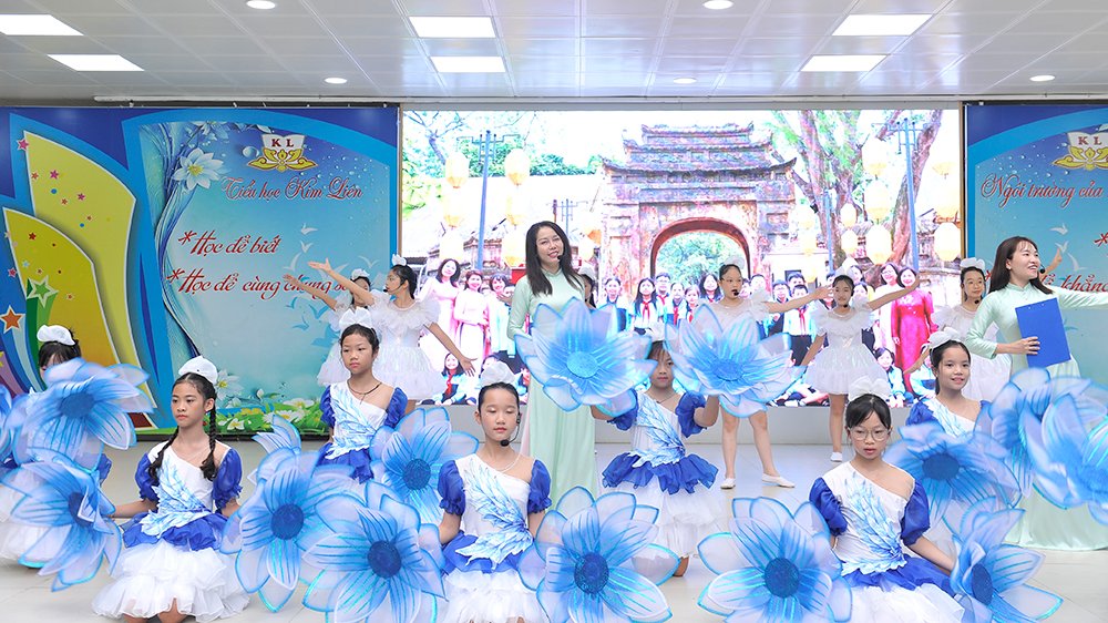 C&aacute;c tiết mục văn nghệ của thầy c&ocirc; v&agrave; học sinh trường Tiểu học Kim Li&ecirc;n mở đầu Lễ ph&aacute;t động Cuộc thi &ldquo;Em vẽ ước mơ của em&rdquo; lần thứ 18 tại H&agrave; Nội.
