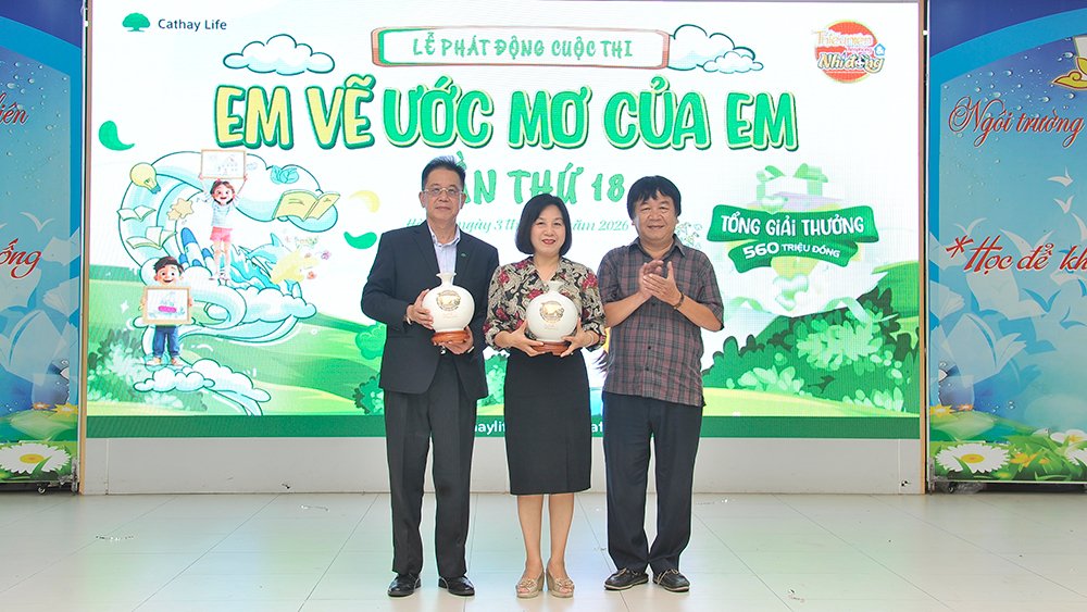 Đại diện Ban Tổ chức tại Lễ ph&aacute;t động Cuộc thi &ldquo;Em vẽ ước mơ của em&rdquo; lần thứ 18 ở H&agrave; Nội.
