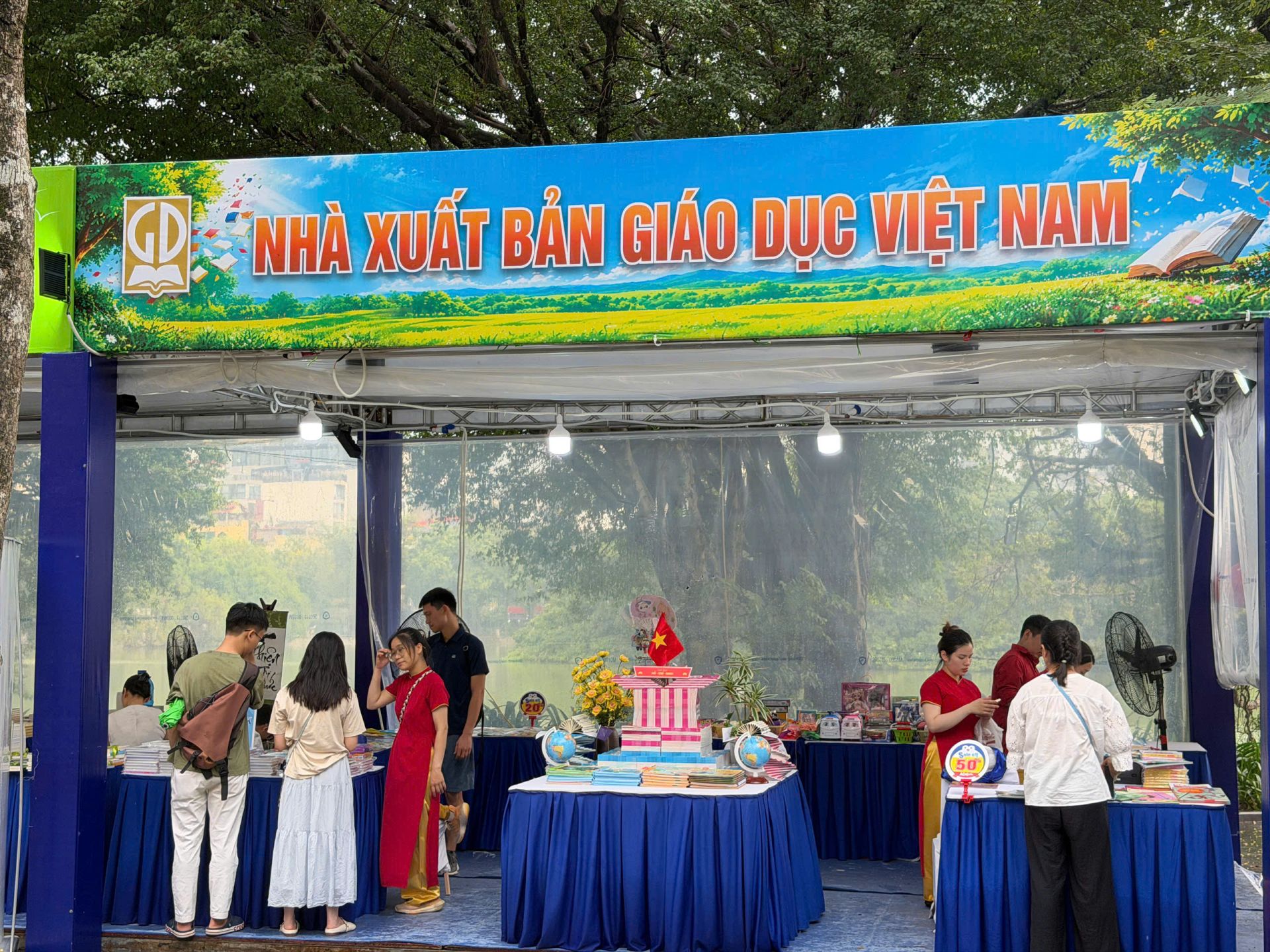 Gian trưng b&agrave;y s&aacute;ch của NXBGDVN tại Hội s&aacute;ch H&agrave; Nội 2026.