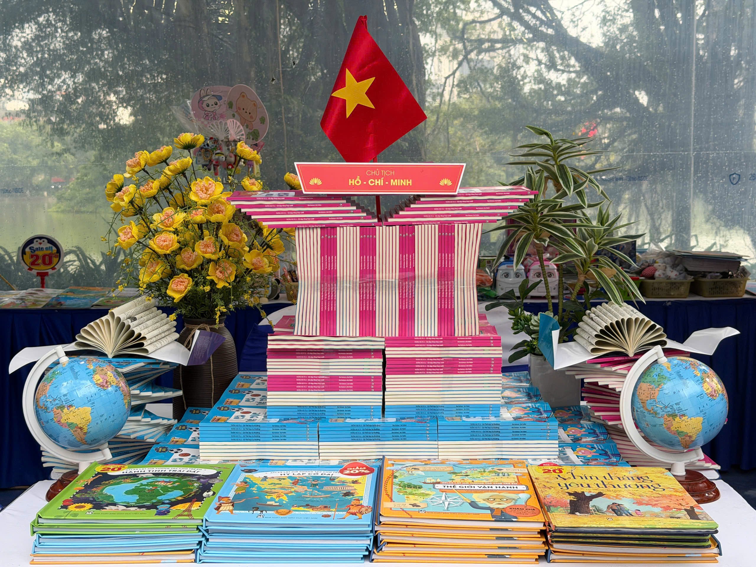 M&ocirc; h&igrave;nh xếp s&aacute;ch nghệ thuật &ldquo;Lăng B&aacute;c&rdquo; được thực hiện kỳ c&ocirc;ng tại gian h&agrave;ng của NXBGDVN.
