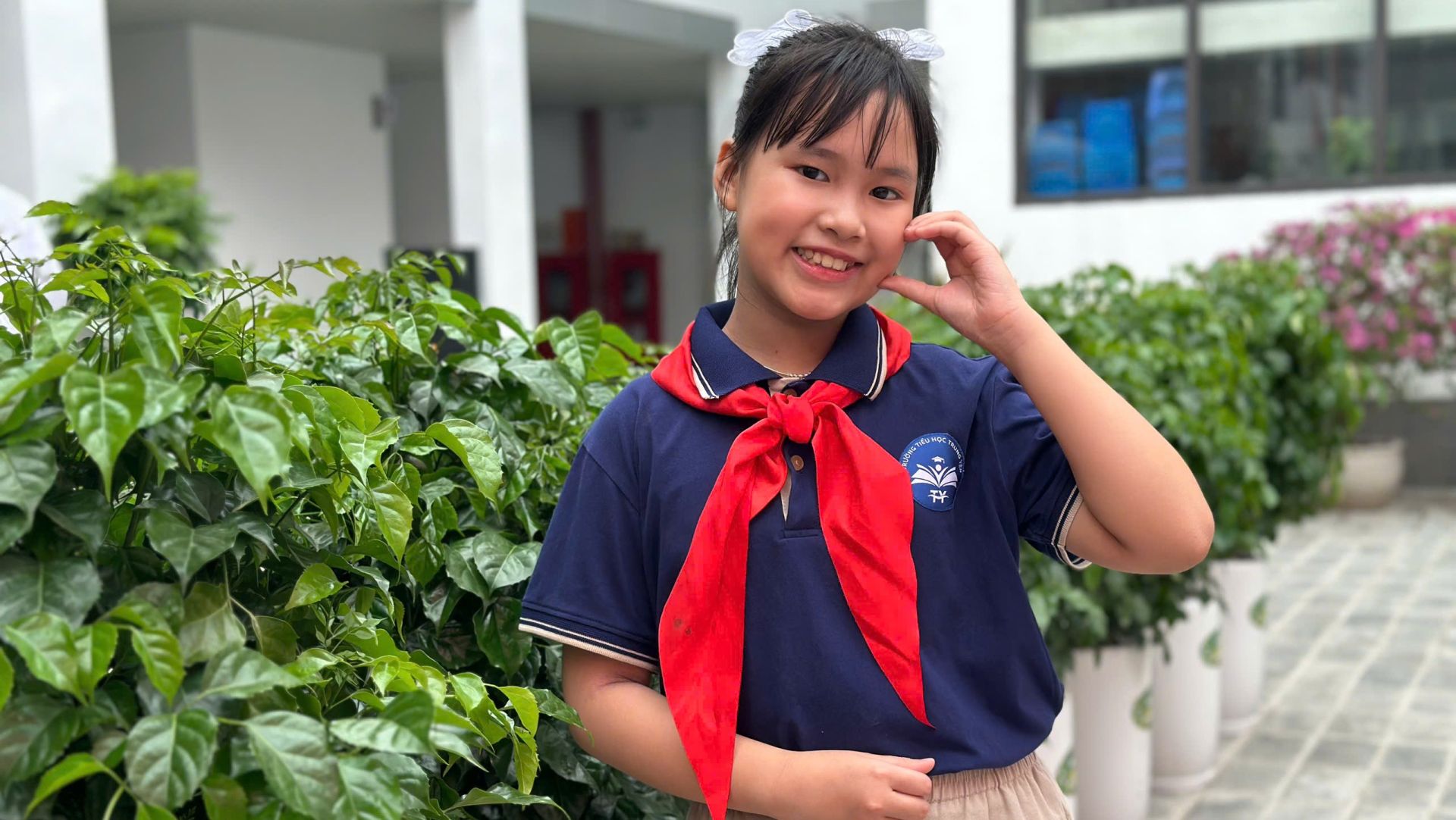 Bạn Ho&agrave;ng Thảo Uy&ecirc;n (lớp 5A5) vui mừng khi được trở lại ng&ocirc;i trường mới: &ldquo;Em cảm thấy rất tự h&agrave;o, hạnh ph&uacute;c. Trường khang trang hơn, hiện đại hơn, c&aacute;c ph&ograve;ng học cũng nhiều hơn v&agrave; rộng r&atilde;i hơn&rdquo;.