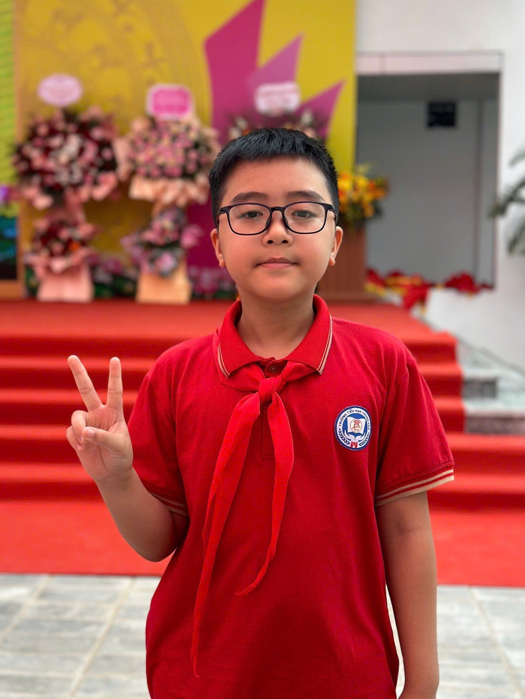 Bạn Ho&agrave;ng Ch&iacute; Dũng (lớp 5A11) đặc biệt h&aacute;o hức với ph&ograve;ng học STEM v&agrave; mong sớm được tham gia c&aacute;c hoạt động trải nghiệm tại đ&acirc;y. Ch&iacute; Dũng cũng cho biết sẽ c&ugrave;ng c&aacute;c bạn giữ g&igrave;n trường lớp sạch đẹp, kh&ocirc;ng vứt r&aacute;c v&agrave; kh&ocirc;ng vẽ bậy l&ecirc;n tường.