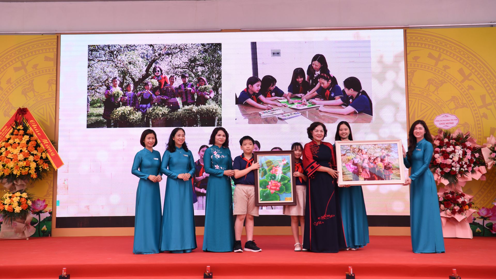 Thầy v&agrave; tr&ograve; trường Tiểu học Trung H&ograve;a tặng Ph&oacute; Chủ tịch Quốc hội Nguyễn Thị Hồng những m&oacute;n qu&agrave; &yacute; nghĩa.