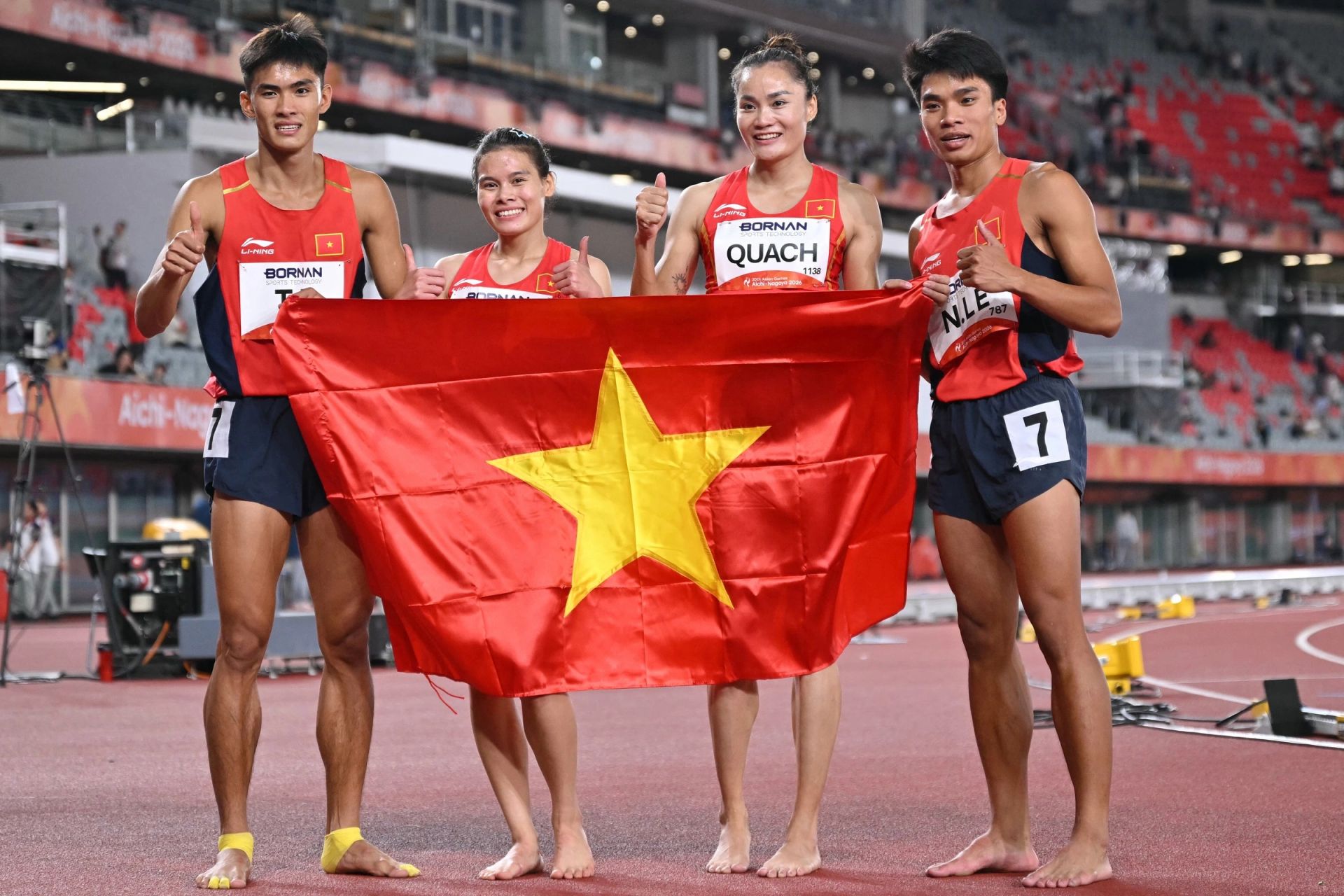Tạ Ngọc Tưởng, Nguyễn Thị Ngọc, Qu&aacute;ch Thị Lan, L&ecirc; Ngọc Ph&uacute;c (từ tr&aacute;i sang) gi&agrave;nh HC đồng chạy tiếp sức 4x400m hỗn hợp nam nữ ASIAD 2026.