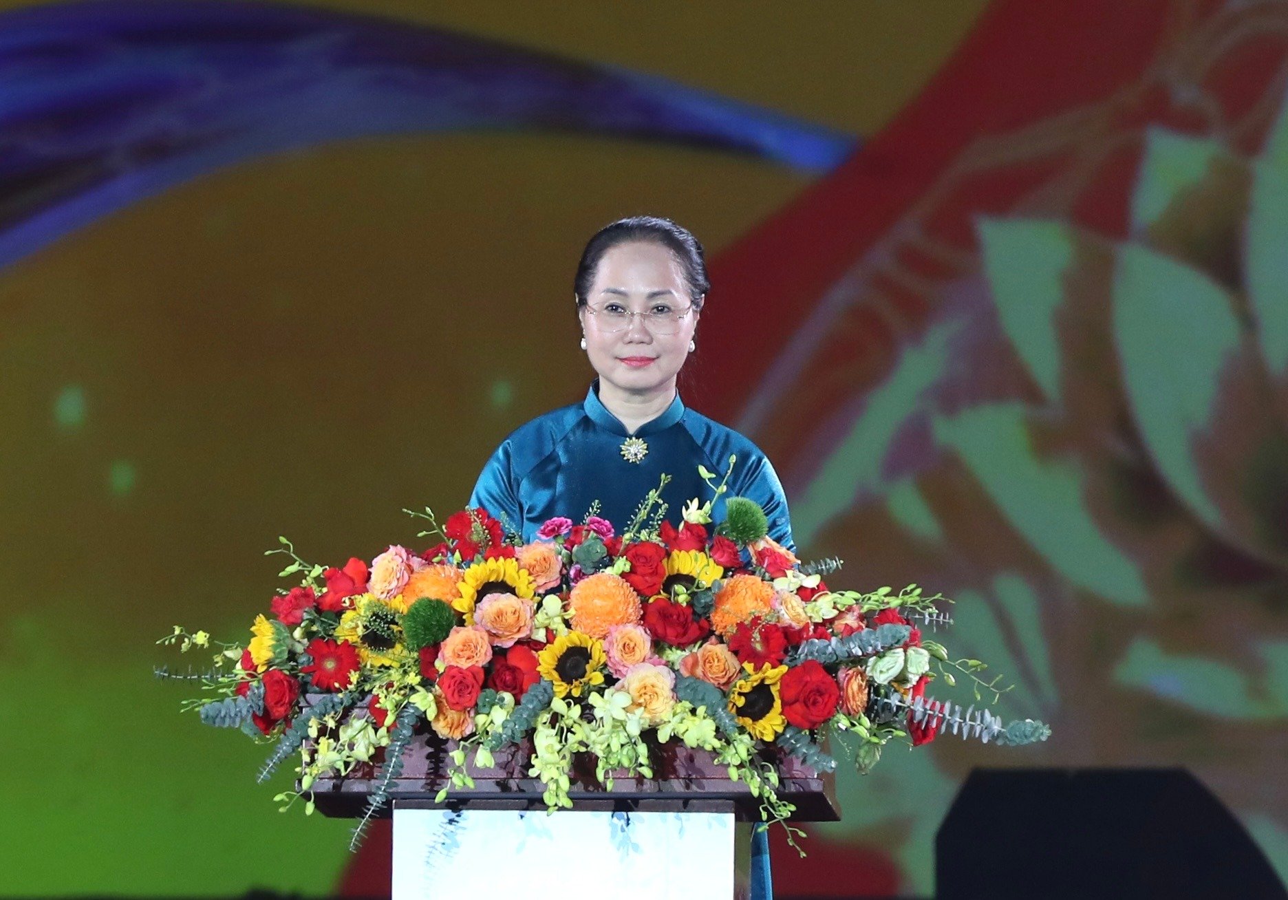 Bộ trưởng Bộ VHTTDL L&acirc;m Thị Phương Thanh ph&aacute;t biểu bế mạc Lễ hội Văn h&oacute;a Thế giới tại H&agrave; Nội lần thứ hai.