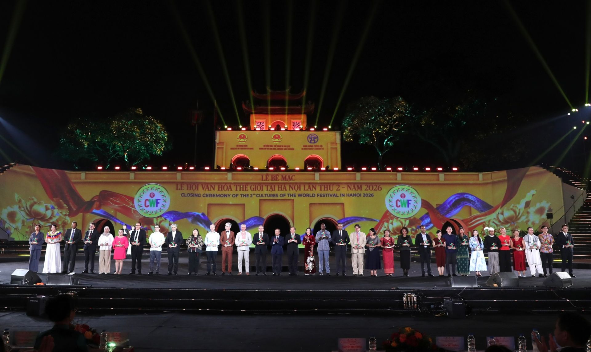 Ph&oacute; Chủ tịch Quốc hội Nguyễn Thị Thanh, Ph&oacute; B&iacute; thư chuy&ecirc;n tr&aacute;ch Đảng ủy Mặt trận Tổ quốc, c&aacute;c đo&agrave;n thể Trung ương Phạm Tất Thắng trao Kỷ niệm chương của Lễ hội tới c&aacute;c đo&agrave;n quốc tế.