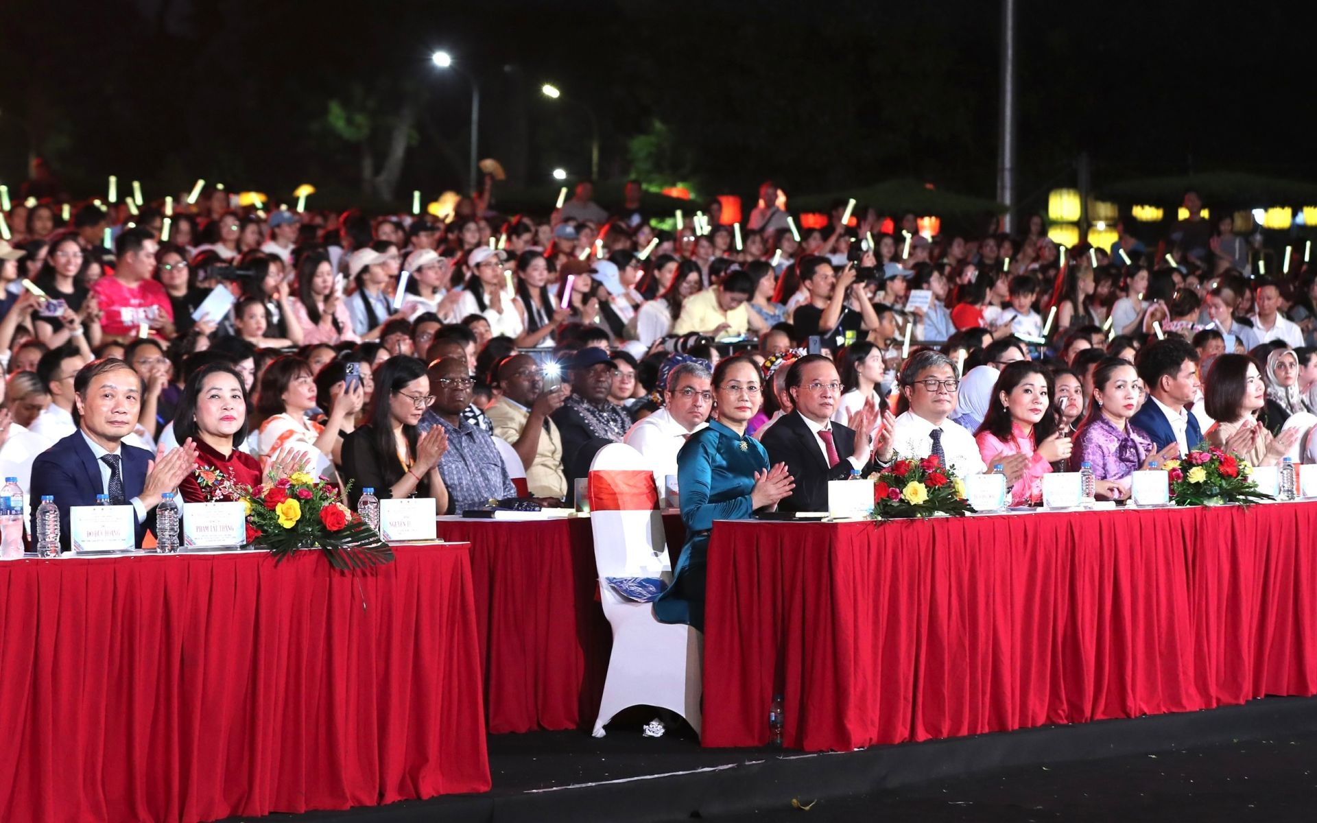 Ph&oacute; Chủ tịch Quốc hội Nguyễn Thị Thanh, Bộ trưởng Bộ VHTTDL L&acirc;m Thị Phương Thanh v&agrave; c&aacute;c đại biểu dự Lễ bế mạc.
