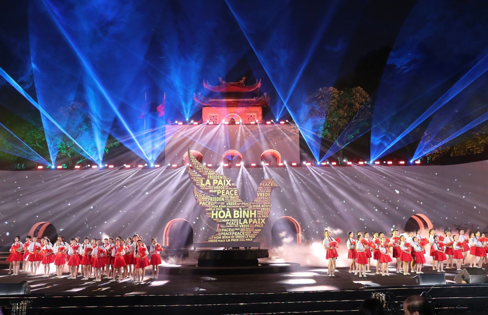 Chương tr&igrave;nh nghệ thuật tại Lễ hội Văn h&oacute;a Thế giới tại H&agrave; Nội lần thứ hai.