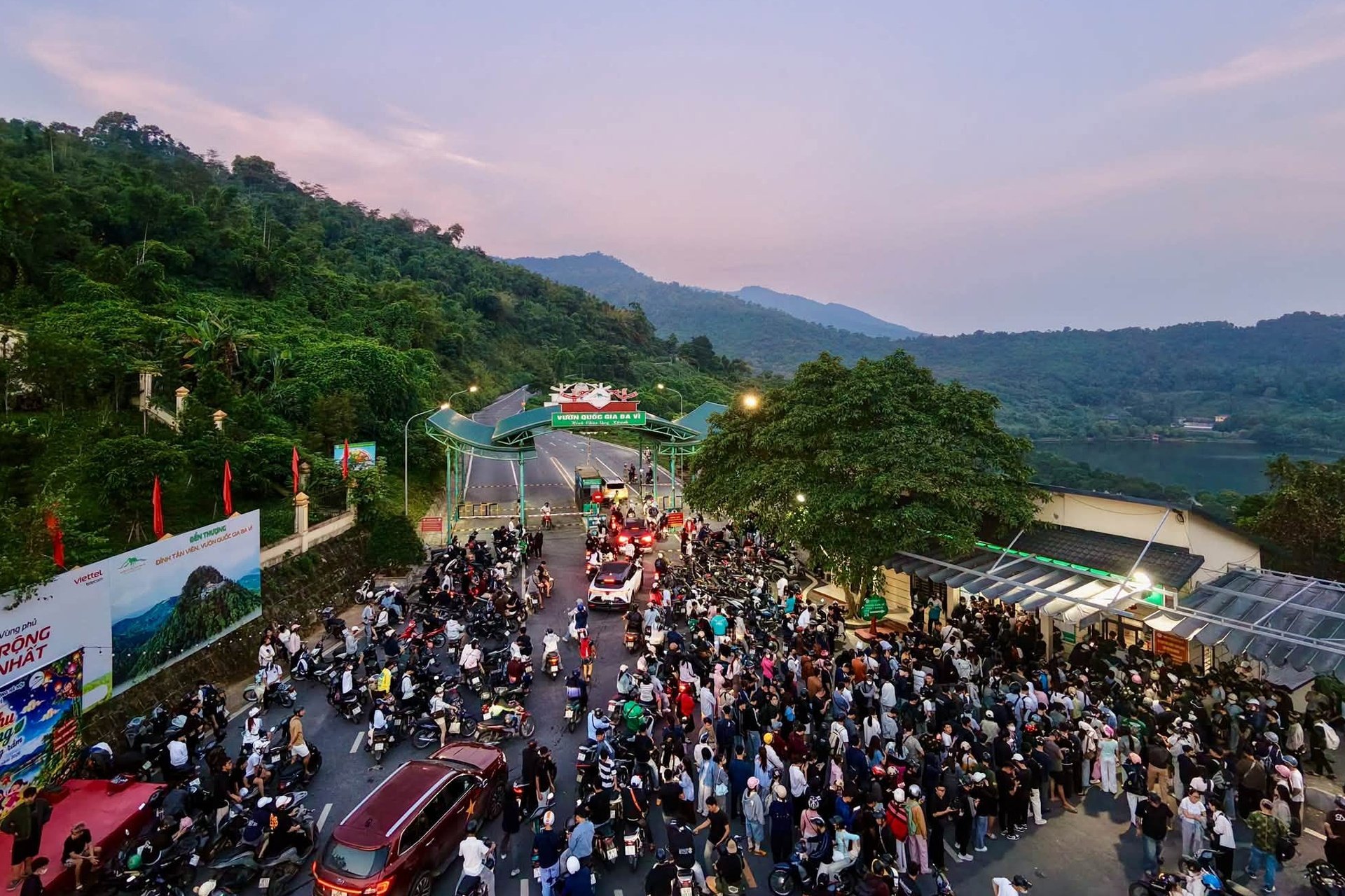 Khung cảnh du kh&aacute;ch chờ mua v&eacute; v&agrave;o cổng VQG Ba V&igrave; l&uacute;c 5h s&aacute;ng.
