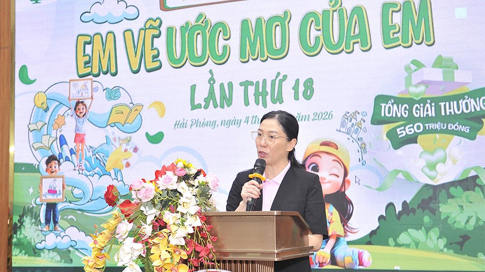 B&agrave; Phạm Ho&agrave;ng Yến &ndash; Ph&oacute; Gi&aacute;m đốc Chi nh&aacute;nh Cathay Life Hải Ph&ograve;ng ph&aacute;t biểu tại chương tr&igrave;nh.