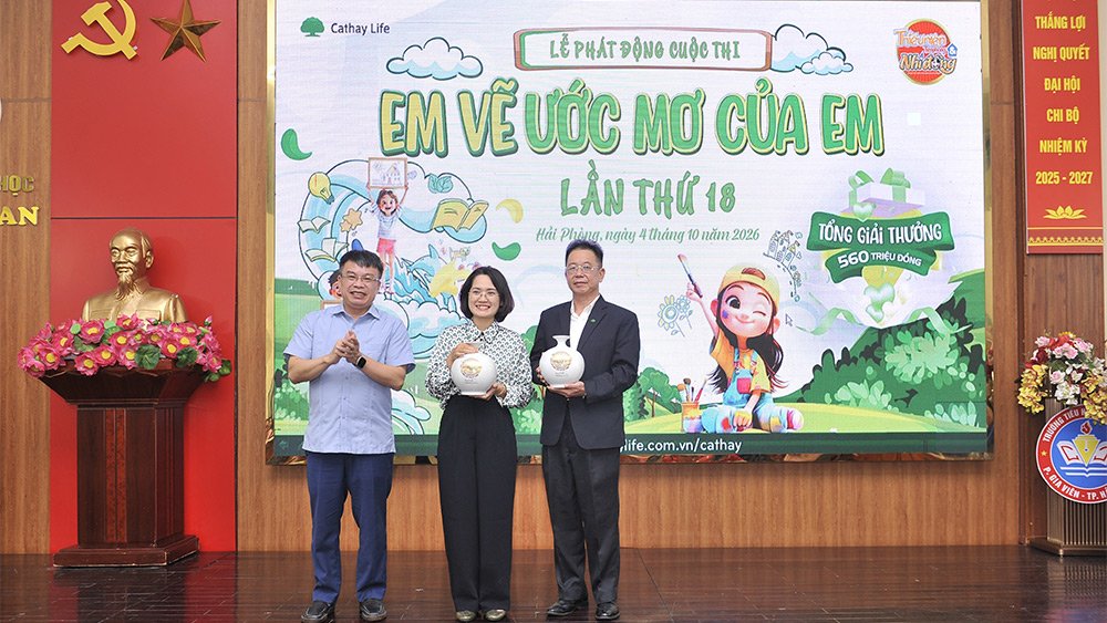 Tổng Bi&ecirc;n tập B&aacute;o TNTP&NĐ Nguyễn Phan Khu&ecirc; trao qu&agrave; tri &acirc;n c&aacute;c đơn vị đồng h&agrave;nh c&ugrave;ng chương tr&igrave;nh.