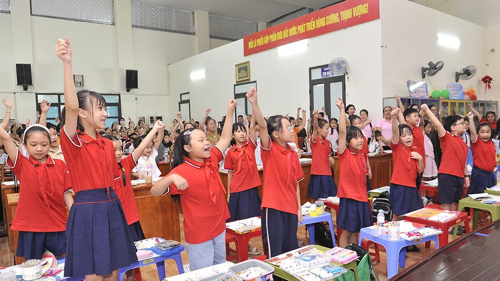 Hơn 300 &ldquo;c&acirc;y cọ nh&iacute;&rdquo; Hải Ph&ograve;ng h&agrave;o hứng tham dự Lễ ph&aacute;t động Cuộc thi &ldquo;Em vẽ ước mơ của em&rdquo; lần thứ 18.