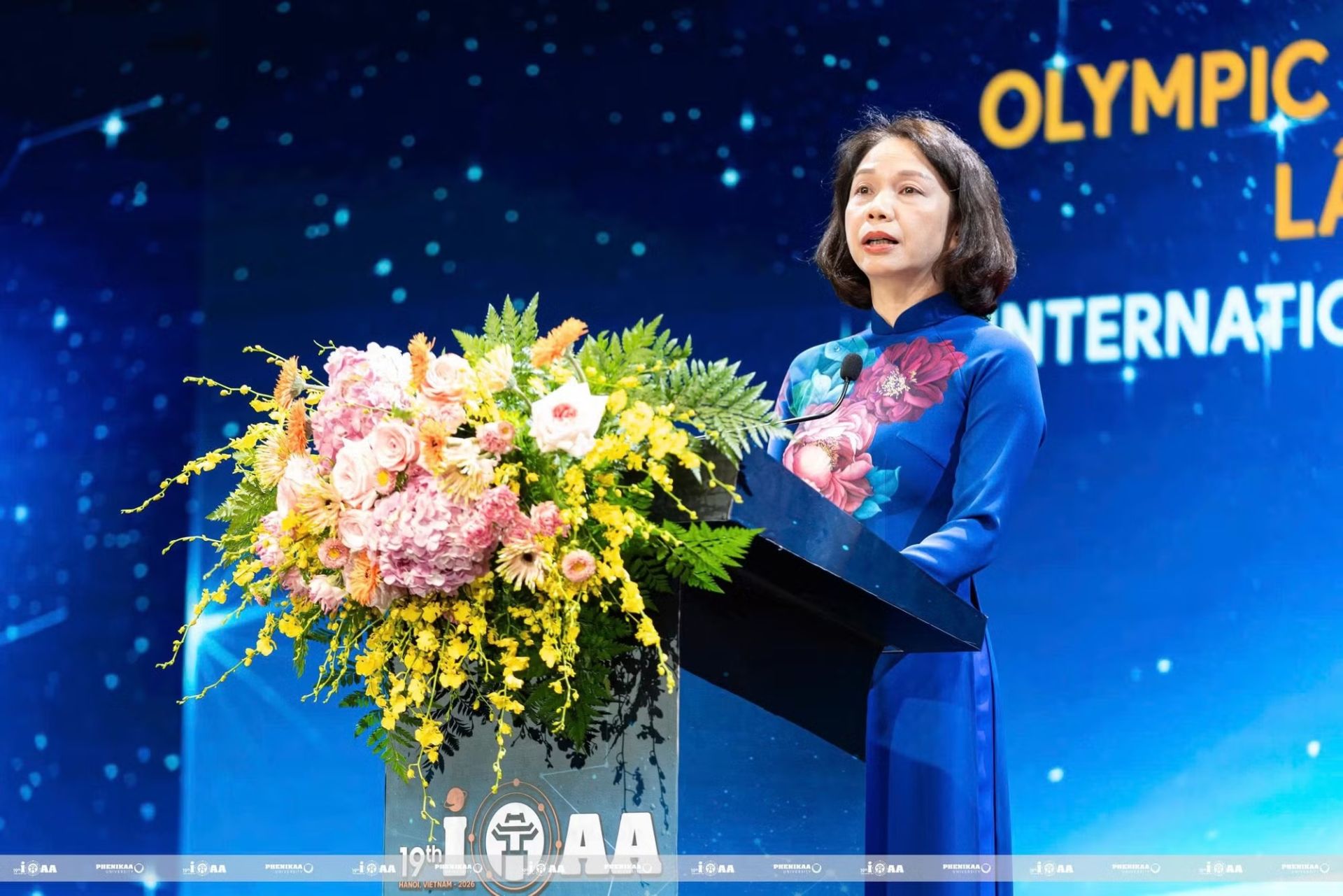 B&aacute;c Vũ Thu H&agrave; biểu dương tinh thần thi đấu của c&aacute;c th&iacute; sinh tham dự Kỳ thi IOAA 2026.