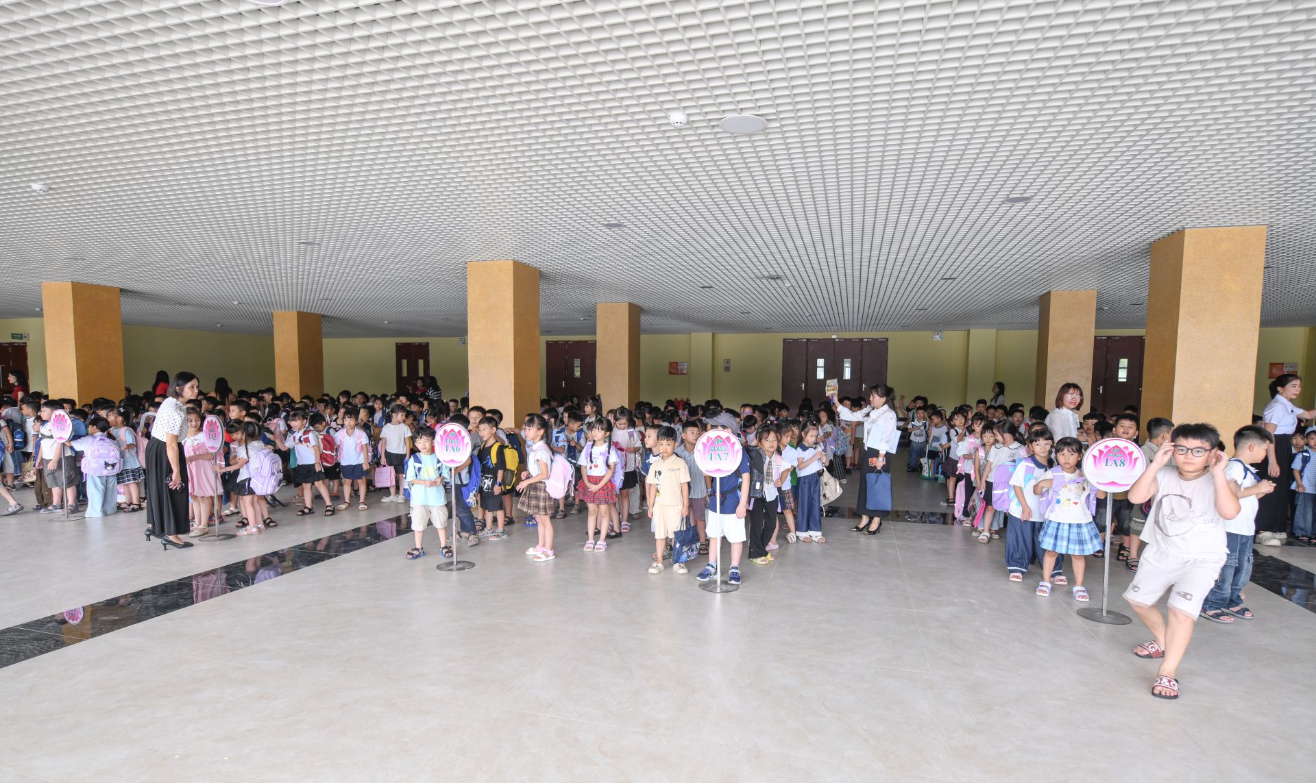 B&ecirc;n trong d&atilde;y nh&agrave; C mới x&acirc;y c&oacute; kh&ocirc;ng gian rộng r&atilde;i, thuận tiện cho học sinh xếp h&agrave;ng, sinh hoạt tập thể trong cả những ng&agrave;y mưa, nắng. 
