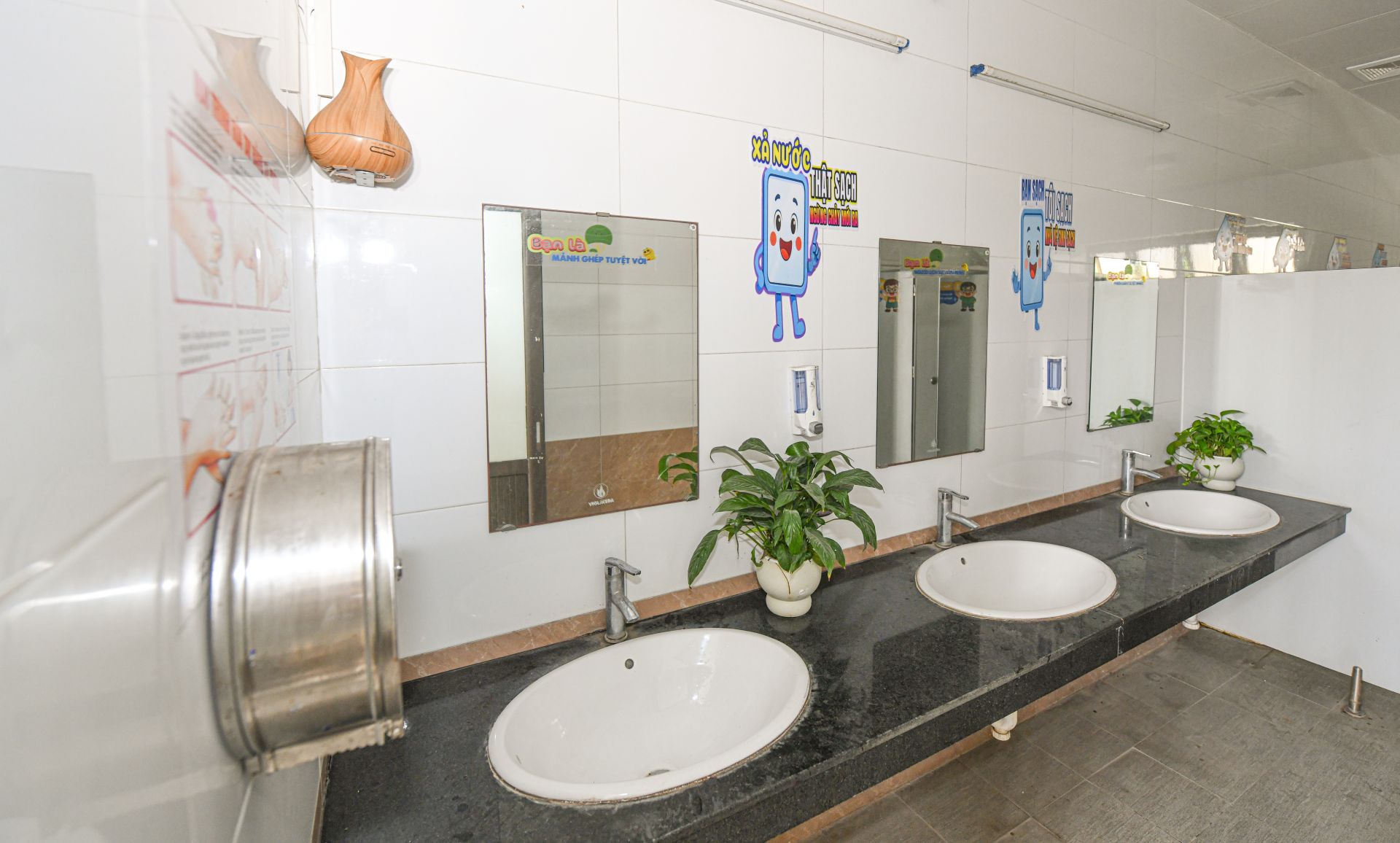 Nh&agrave; vệ sinh sạch sẽ, tiện nghi, c&oacute; hướng dẫn học tr&ograve; sử dụng tiết kiệm nước v&agrave; giữ g&igrave;n kh&ocirc;ng gian chung. 