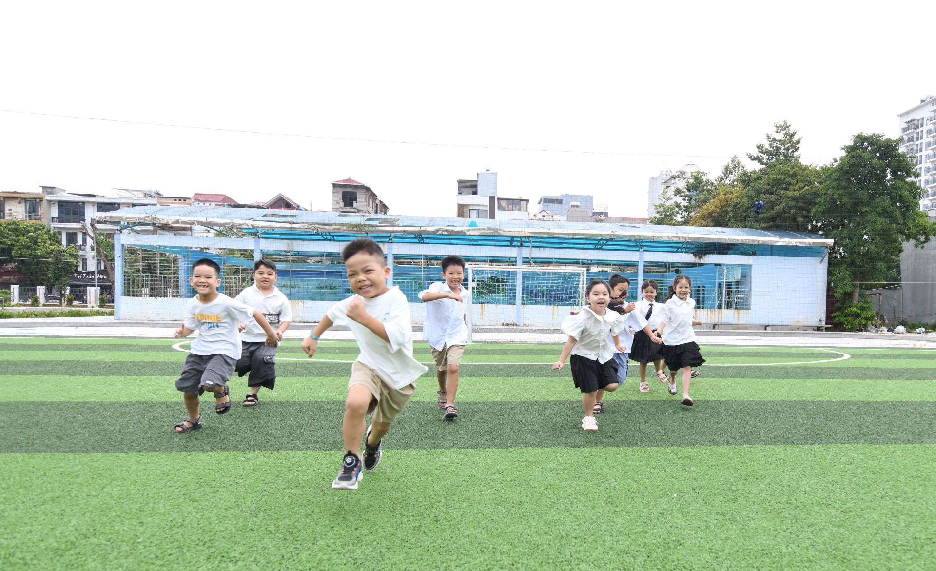 S&acirc;n thể thao rộng r&atilde;i phục vụ c&aacute;c tiết Gi&aacute;o dục thể chất. B&ecirc;n cạnh đ&oacute;, nh&agrave; trường c&ograve;n c&oacute; bể bơi phục vụ dạy v&agrave; học bơi trong nh&agrave; trường.