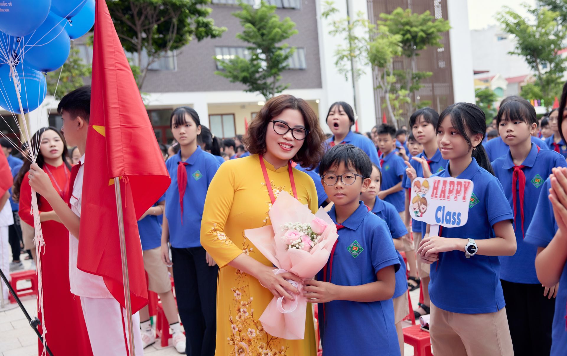 Nh&agrave; gi&aacute;o Nguyễn Thị Nga - B&iacute; thư Chi bộ, Hiệu trưởng trường Tiểu học v&agrave; THCS Trần Quốc Toản đ&oacute;n học sinh đến trường.
