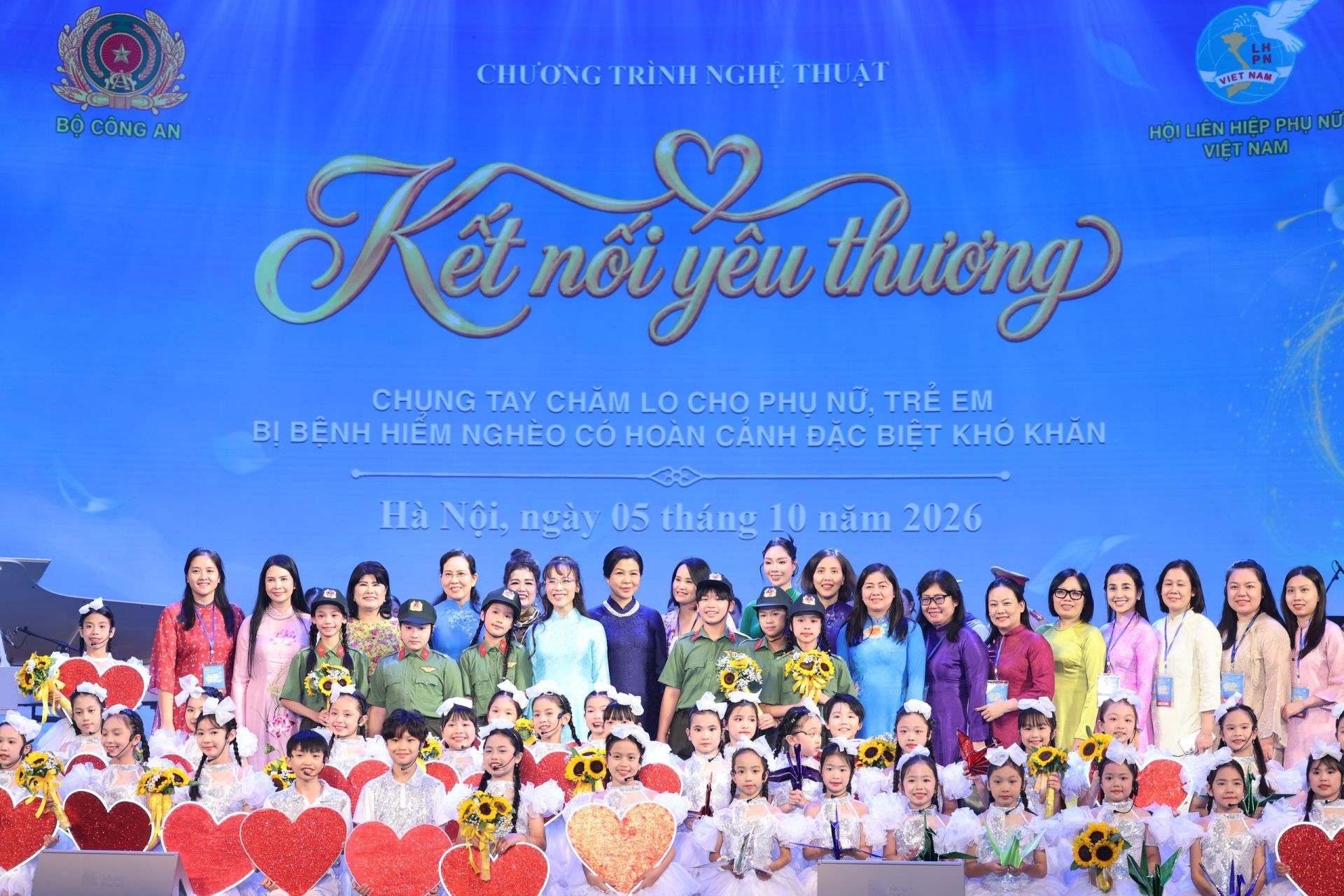 C&aacute;c đại biểu tham dự chương tr&igrave;nh nghệ thuật &ldquo;Kết nối y&ecirc;u thương&rdquo; tại Nh&agrave; h&aacute;t Hồ Gươm, H&agrave; Nội.
