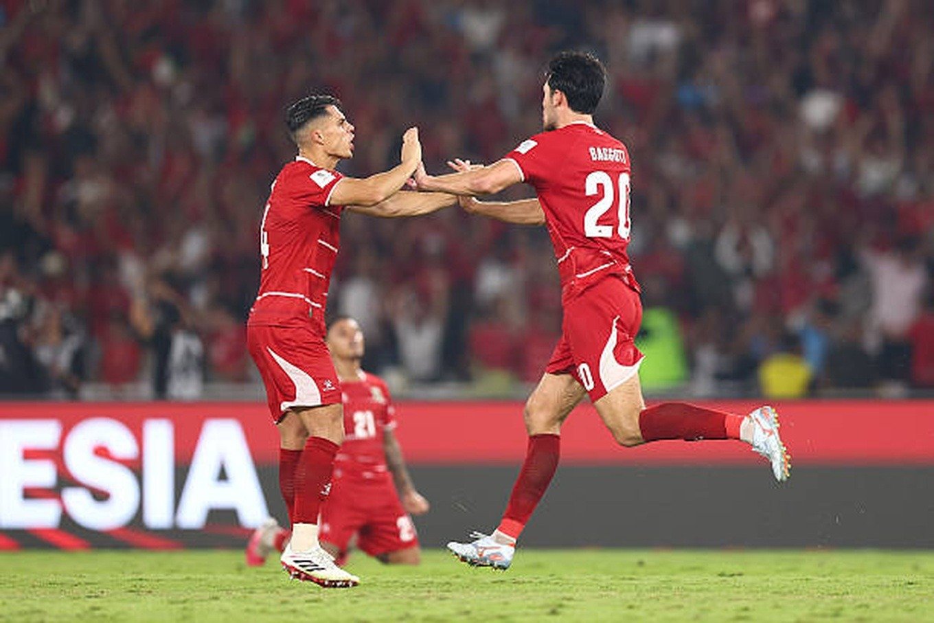 Elkan Baggott ăn mừng b&agrave;n thắng san bằng tỷ số 2-2.