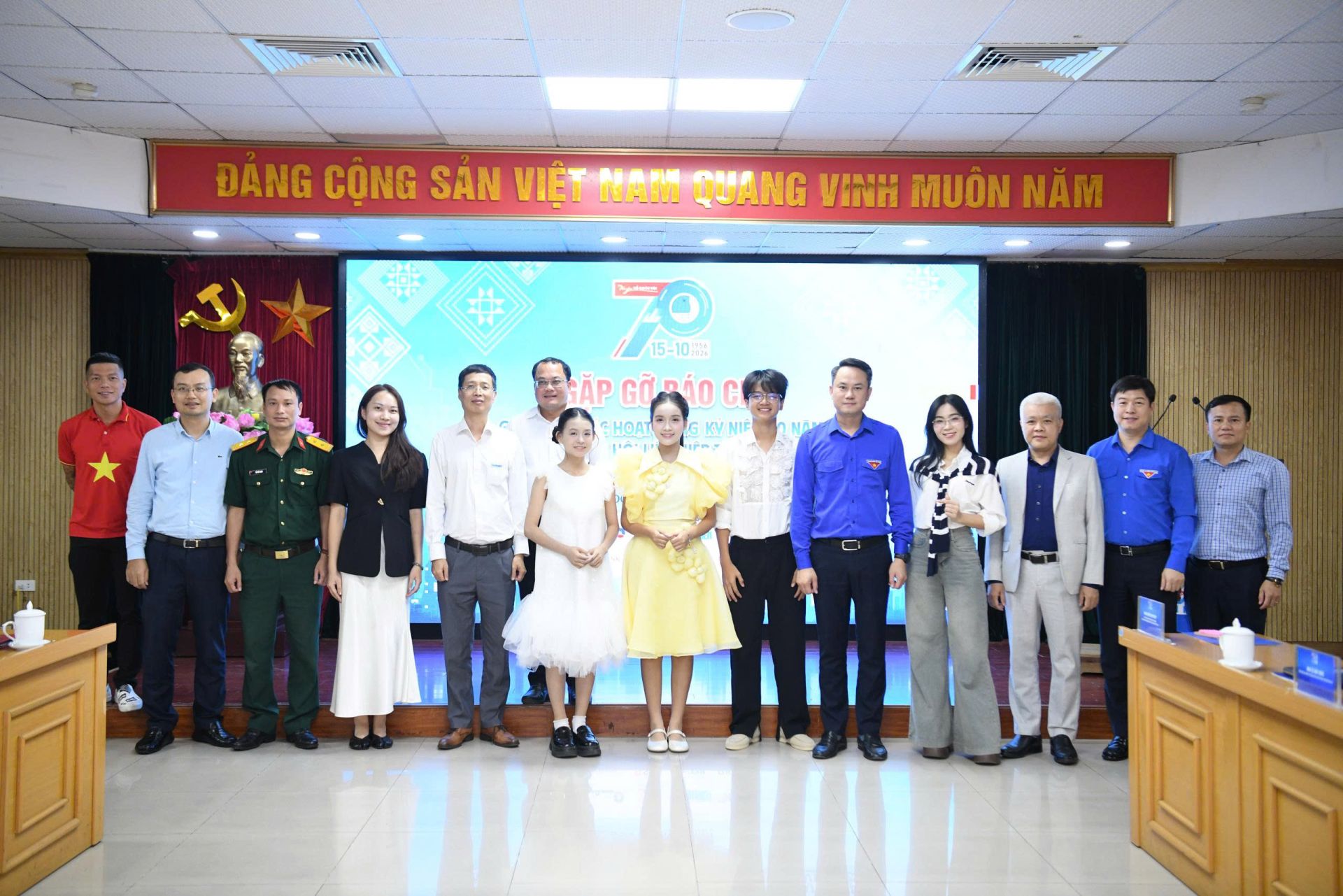 C&aacute;c đại biểu chụp ảnh lưu niệm tại chương tr&igrave;nh.
