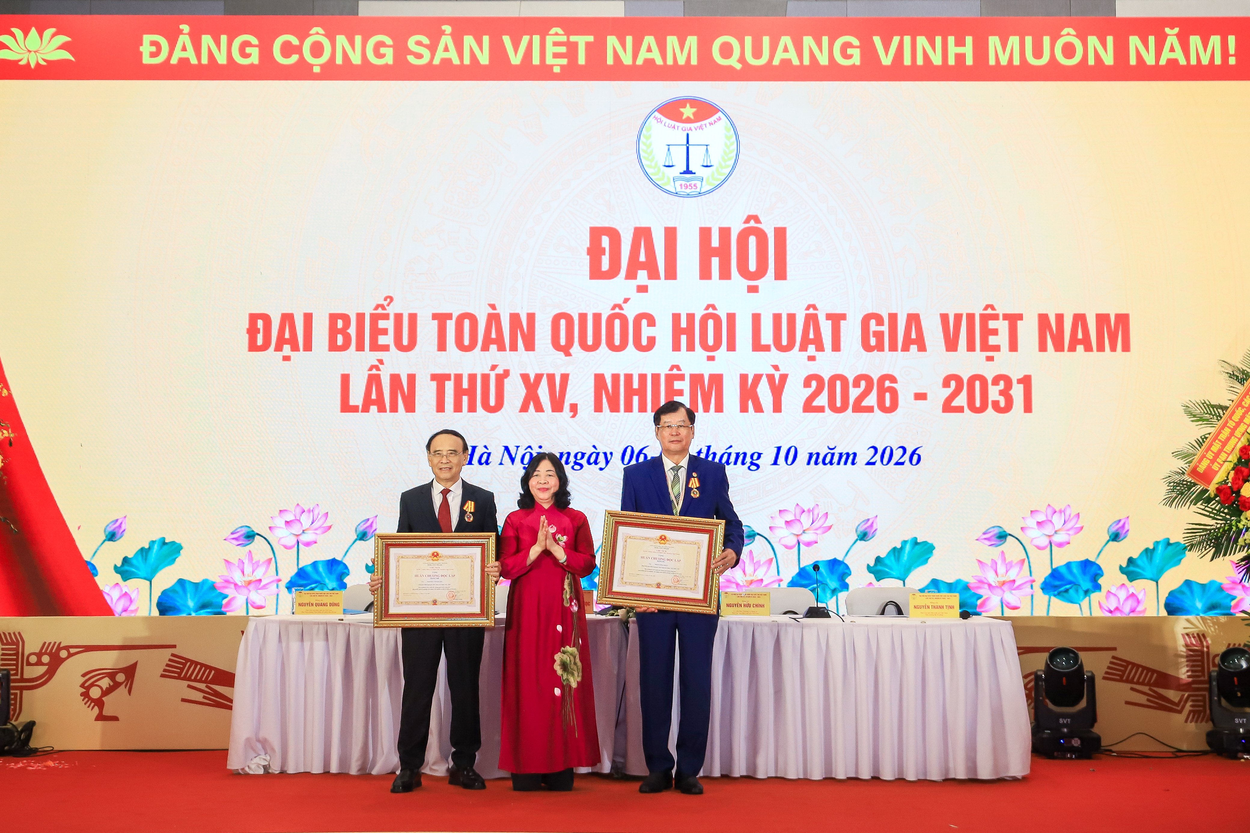 C&aacute;c tập thể, c&aacute; nh&acirc;n c&oacute; th&agrave;nh t&iacute;ch được trao tặng c&aacute;c phần thưởng cao qu&yacute; của Nh&agrave; nước tại Đại hội.