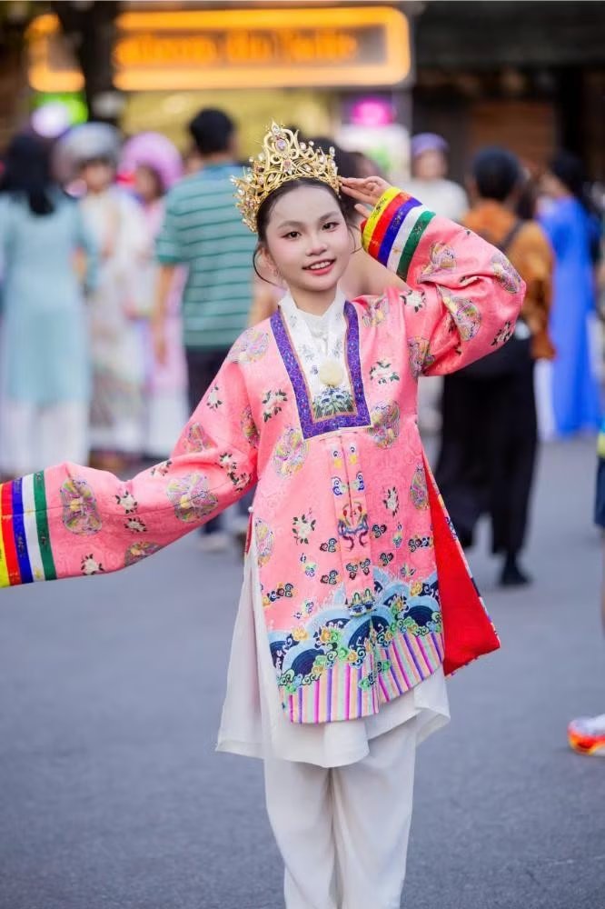 H&igrave;nh ảnh đầy tự tin của nghệ sĩ nh&iacute; trong trang phục mang đậm n&eacute;t văn h&oacute;a truyền thống.