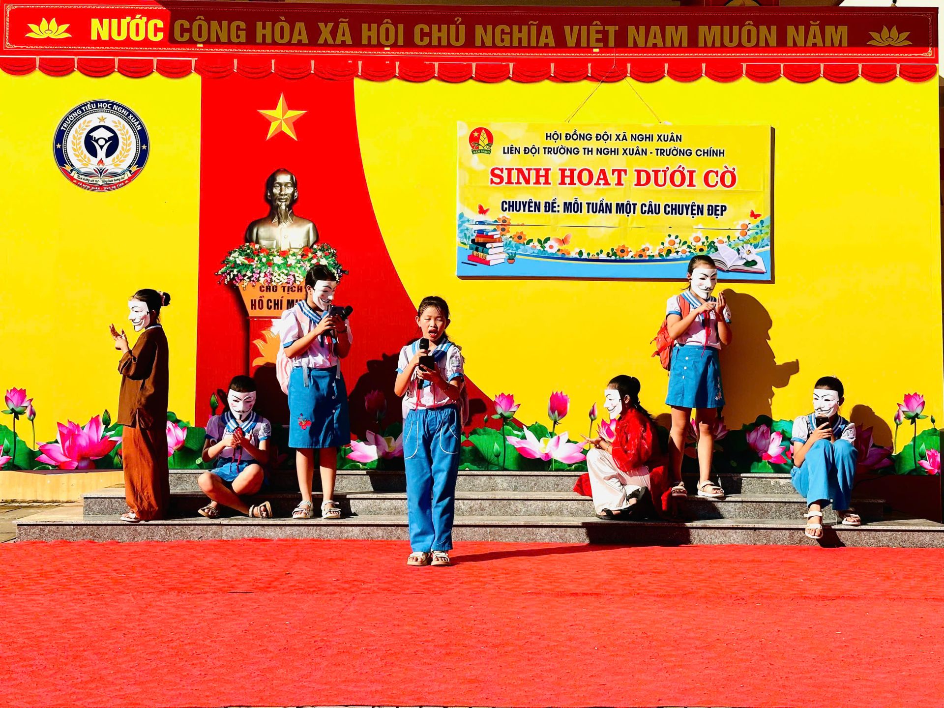 Học sinh trường Tiểu học Nghi Xu&acirc;n biểu diễn vở kịch tuy&ecirc;n truyền về c&aacute;ch trở th&agrave;nh c&ocirc;ng d&acirc;n th&ocirc;ng th&aacute;i tr&ecirc;n mạng x&atilde; hội.