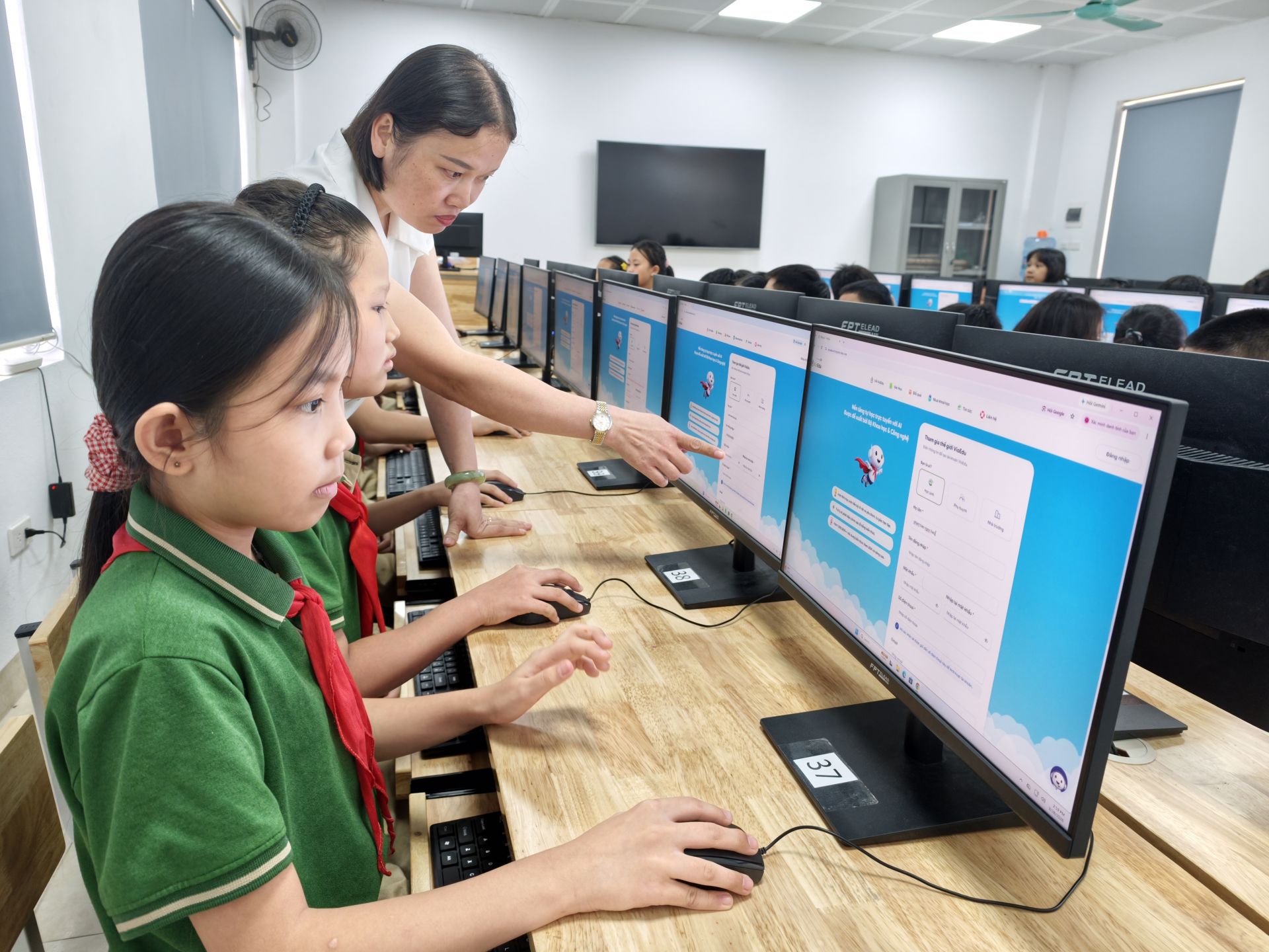 Học sinh trường Tiểu học Định C&ocirc;ng được học c&aacute;ch sử dụng Internet an to&agrave;n v&agrave; hiệu quả.
