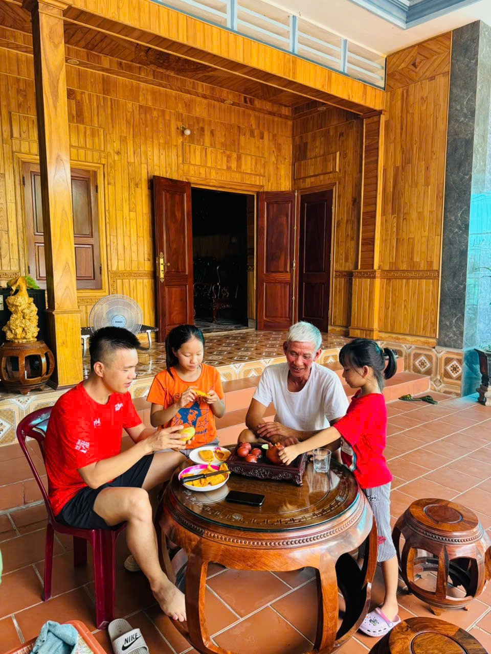 Thay v&igrave; để con lướt điện thoại, gia đ&igrave;nh c&ocirc; L&ecirc; Thị Yến (H&agrave; Nội) thường xuy&ecirc;n d&agrave;nh thời gian tr&ograve; chuyện v&agrave; chia sẻ c&ugrave;ng con.