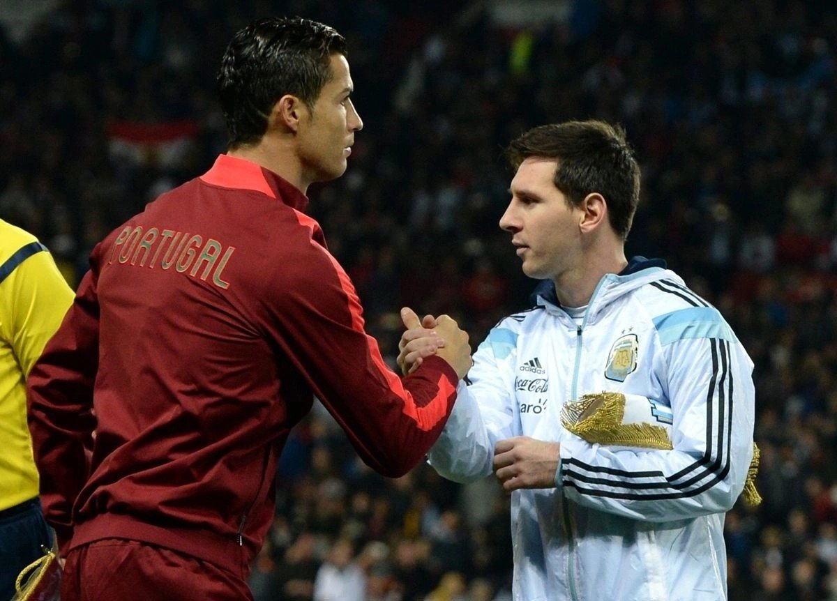 Ronaldo bắt tay Messi trước trận giao hữu giữa Bồ Đ&agrave;o Nha v&agrave; Argentina tr&ecirc;n s&acirc;n Old Trafford.