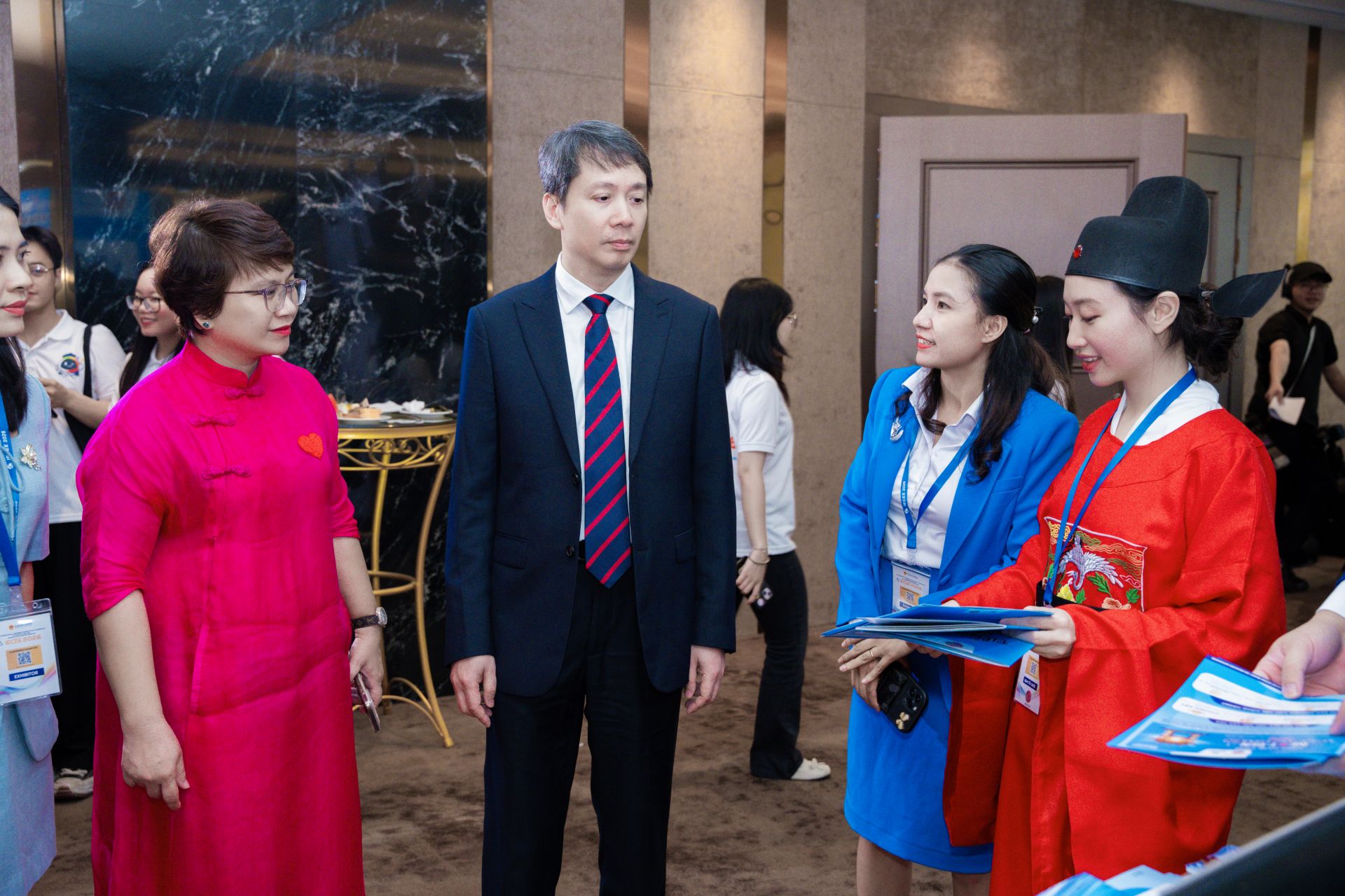 Thứ trưởng Bộ GD&ĐT Phạm Quang Hưng tham quan, tr&ograve; chuyện tại gian h&agrave;ng Ocean Edu.