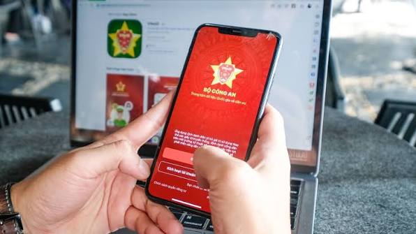 Người d&acirc;n c&oacute; thể phản &aacute;nh, tố gi&aacute;c tin giả qua VNeID.