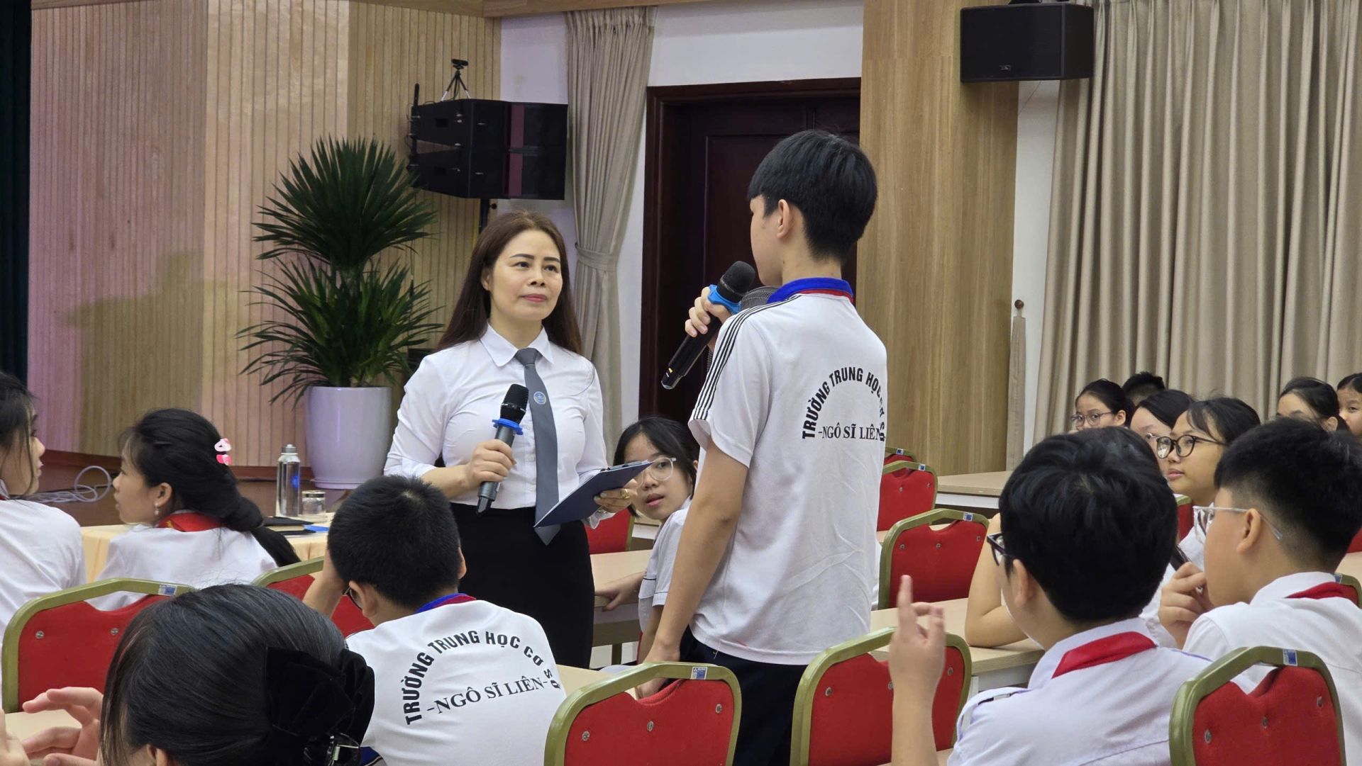 Luật sư, Trọng t&agrave;i vi&ecirc;n Lưu Thị Ngọc Lan thường xuy&ecirc;n c&oacute; c&aacute;c hoạt động tư vấn về ph&aacute;p luật cho trẻ em.