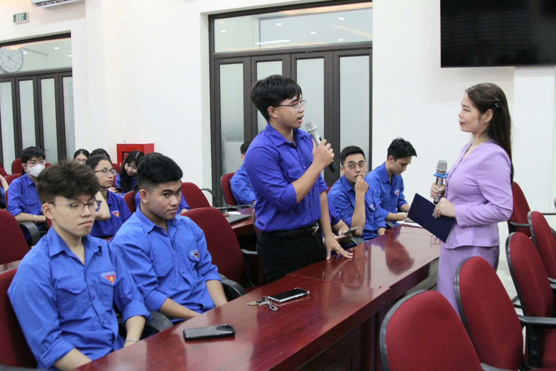 Luật sư, Trọng t&agrave;i vi&ecirc;n Lưu Thị Ngọc Lan tư vấn về an ninh mạng cho đo&agrave;n vi&ecirc;n.