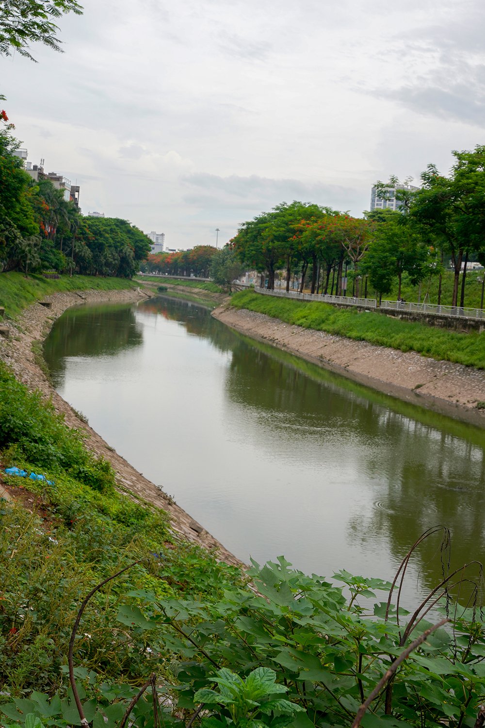 Bảo vệ m&ocirc;i trường s&ocirc;ng ng&ograve;i cần bắt đầu từ &yacute; thức kh&ocirc;ng xả r&aacute;c, chất thải xuống nguồn nước.