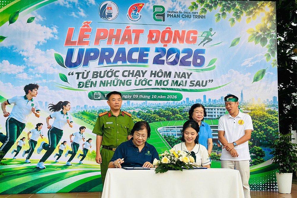 Đại diện học sinh nh&agrave; trường thực hiện nghi thức đăng k&yacute; thi đua, quyết t&acirc;m c&ugrave;ng tập thể chinh phục mục ti&ecirc;u 50.000 km tại UpRace 2026.