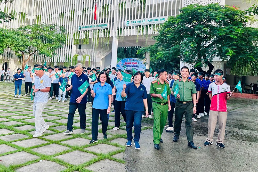 C&aacute;c đại biểu, kh&aacute;ch mời v&agrave; Ban Gi&aacute;m hiệu nh&agrave; trường h&agrave;o hứng tham gia chạy bộ, lan tỏa tinh thần thể thao v&igrave; cộng đồng.