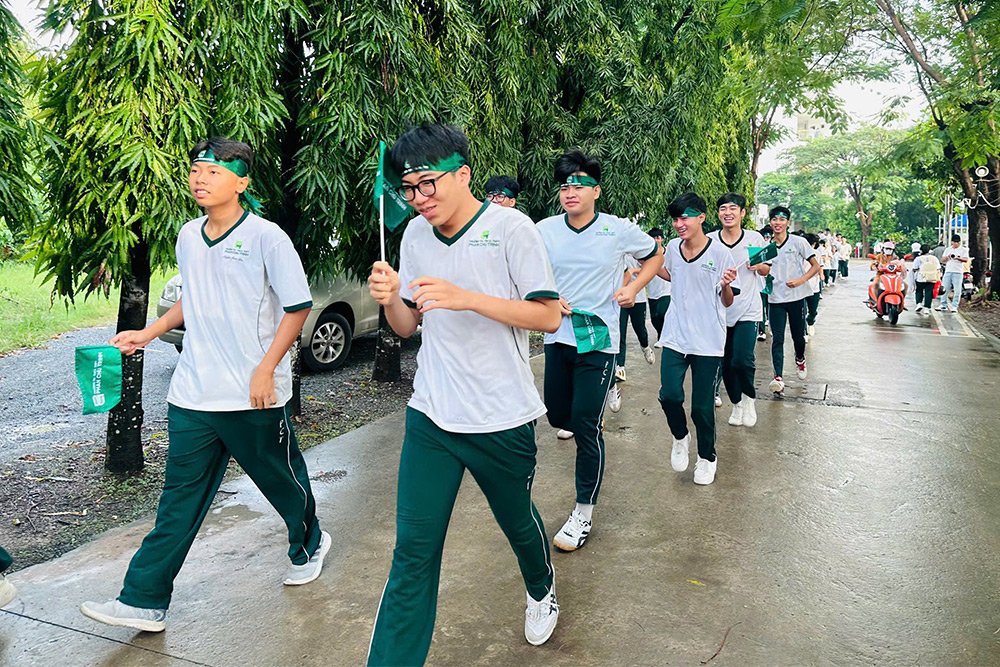 Đ&ocirc;ng đảo học sinh trường Phan Chu Trinh h&agrave;o hứng sải bước tr&ecirc;n đường chạy, hưởng ứng chương tr&igrave;nh UpRace 2026.