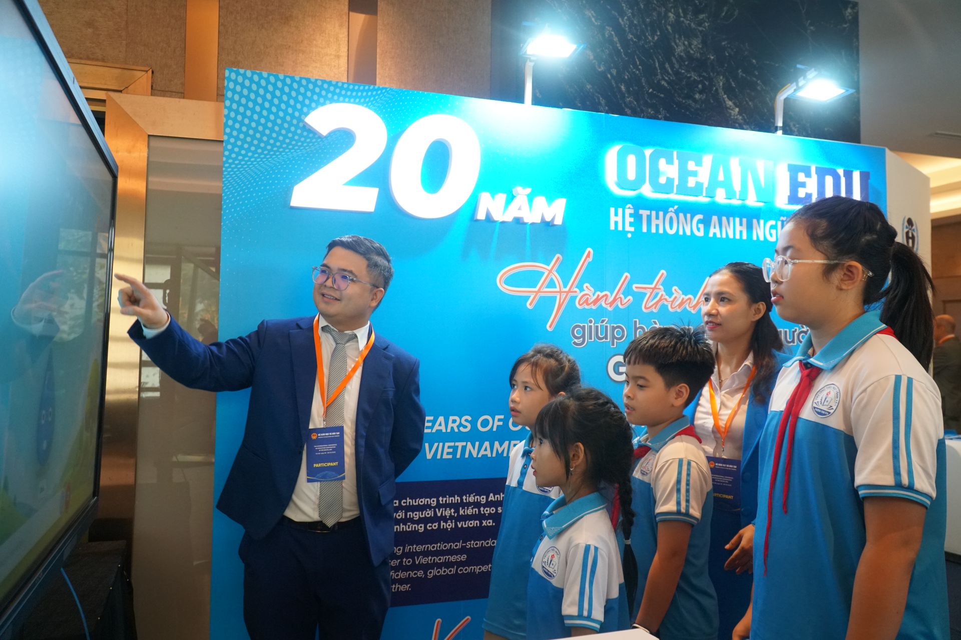 C&aacute;c bạn học sinh h&agrave;o hứng học tập, kh&aacute;m ph&aacute; c&ocirc;ng nghệ.