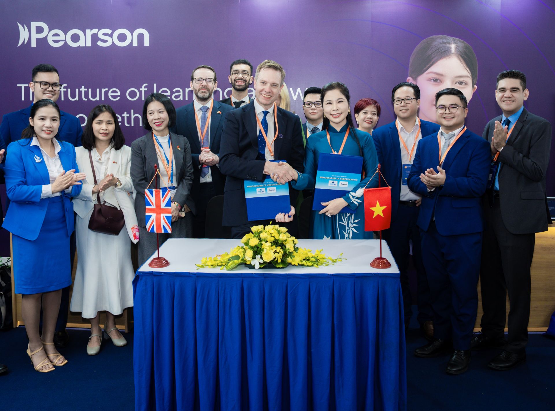 Lễ k&yacute; kết Bi&ecirc;n bản ghi nhớ hợp t&aacute;c (MOU) giữa Ocean Edu v&agrave; Pearson trong khu&ocirc;n khổ IECEE 2026.