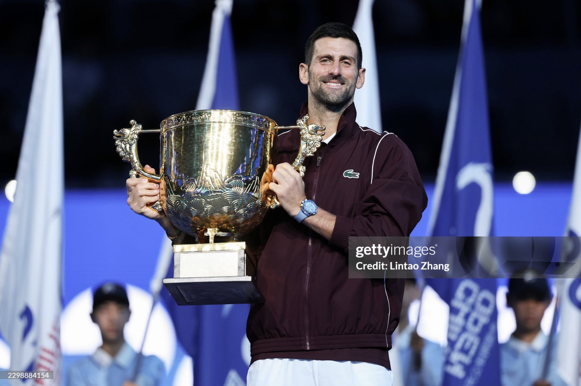 Djokovic n&acirc;ng cup sau trận chung kết với Alex de Minaur tại Trung Quốc Mở rộng.